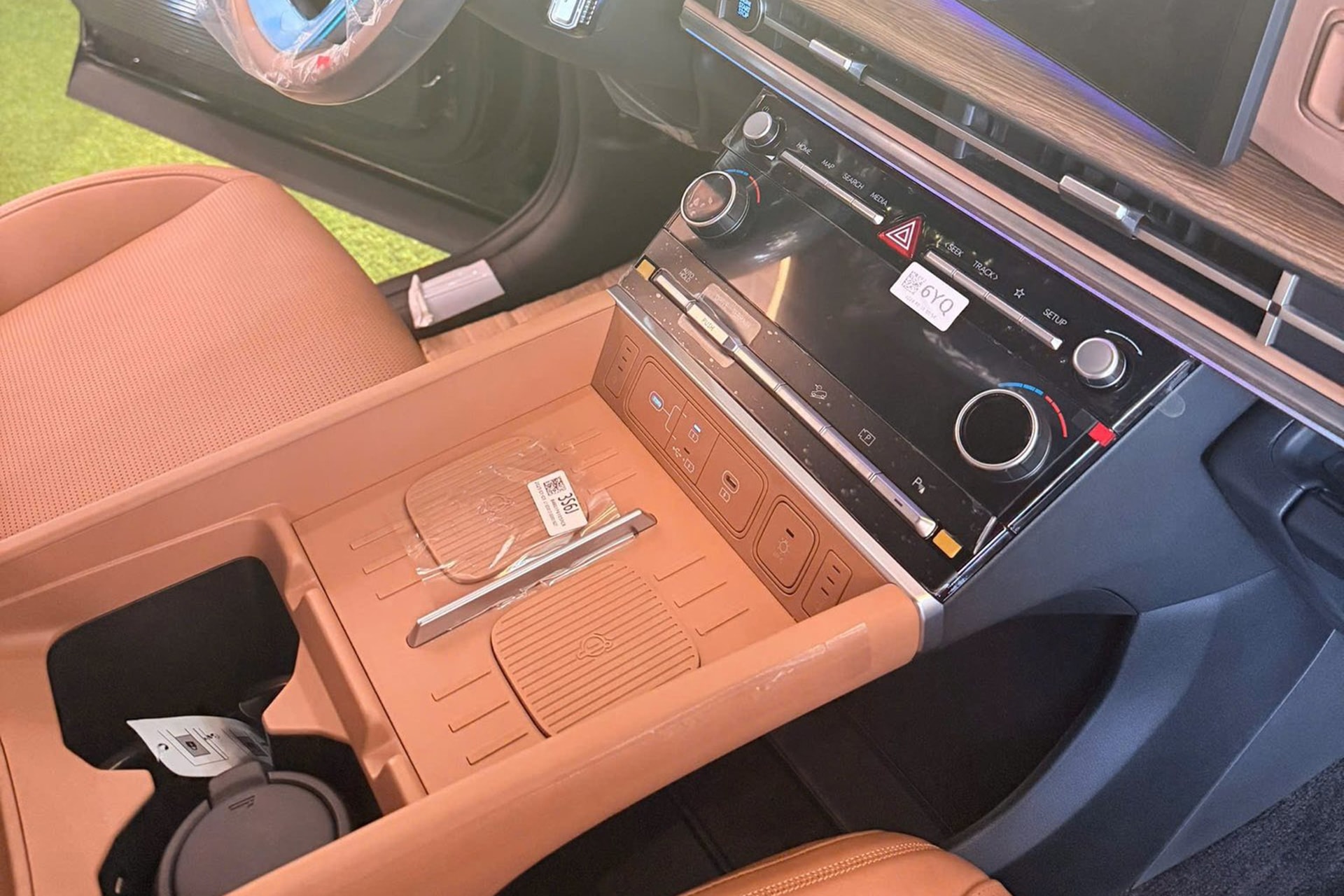 Khu vực bệ tì tay và đế sạc không dây cũng mang màu nâu da bò - Ảnh: Đại lý Hyundai