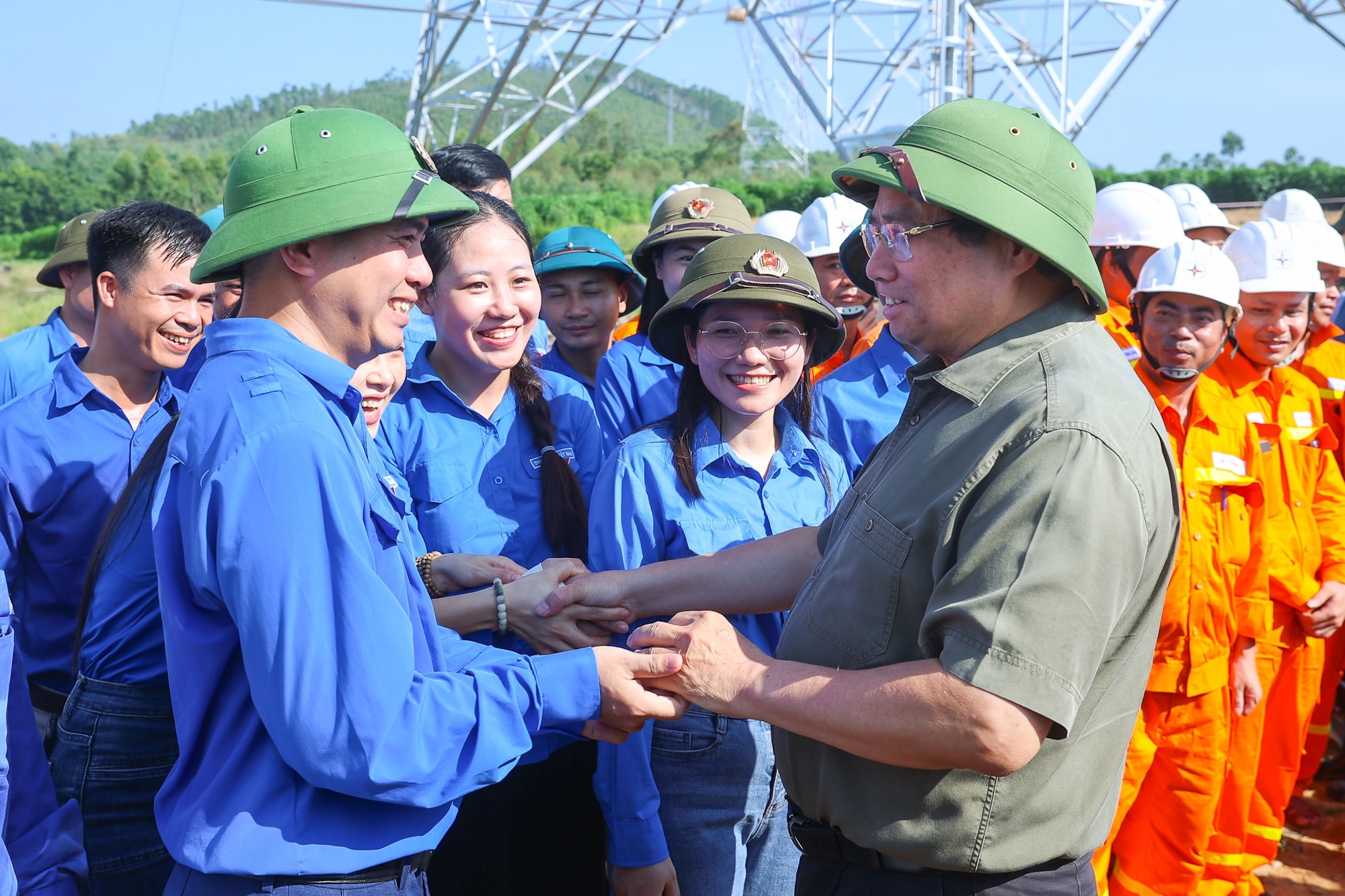 Thủ tướng: Dứt khoát hoàn thành đường dây 500 kV Lào Cai-Vĩnh Yên trong 6 tháng thay vì 2 năm- Ảnh 1. Thủ tướng: Dứt khoát hoàn thành đường dây 500 kV Lào Cai-Vĩnh Yên trong 6 tháng thay vì 2 năm- Ảnh 1.