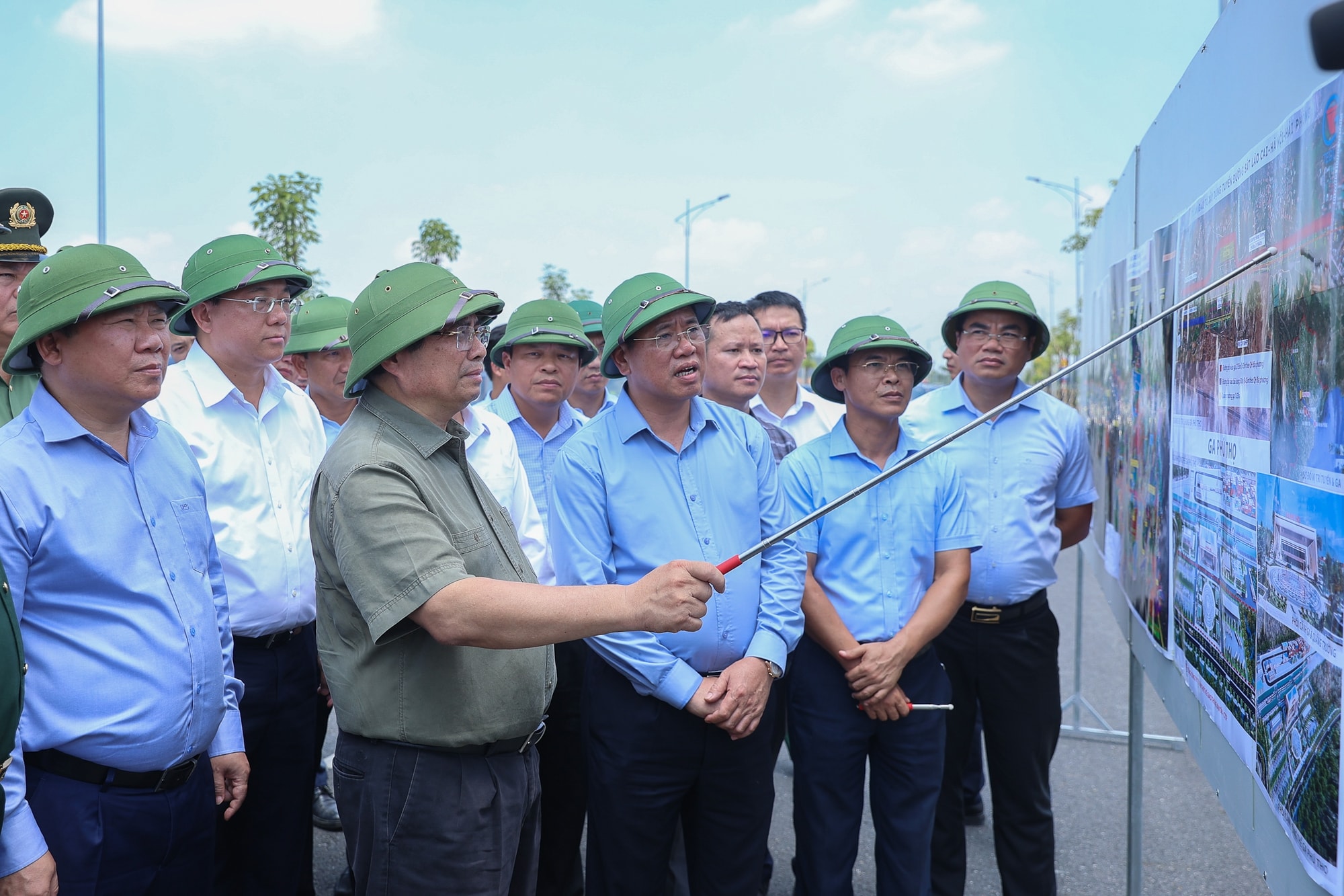 Thủ tướng kiểm tra tiến độ cầu Phong Châu, chỉ đạo triển khai tuyến cao tốc mới tại Phú Thọ- Ảnh 7. Thủ tướng kiểm tra tiến độ cầu Phong Châu, chỉ đạo triển khai tuyến cao tốc mới tại Phú Thọ- Ảnh 7.