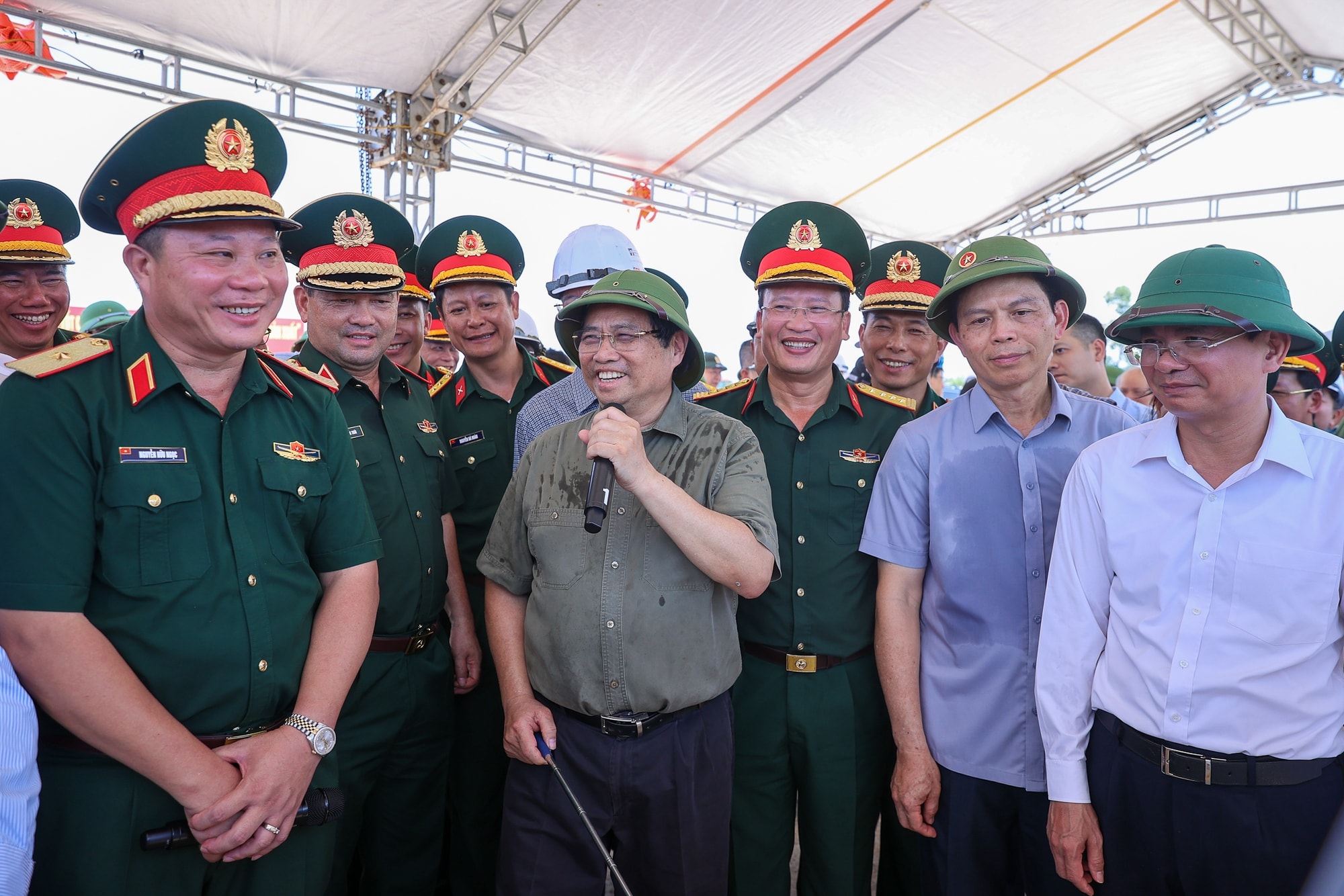 Thủ tướng kiểm tra tiến độ cầu Phong Châu, chỉ đạo triển khai tuyến cao tốc mới tại Phú Thọ- Ảnh 3. Thủ tướng kiểm tra tiến độ cầu Phong Châu, chỉ đạo triển khai tuyến cao tốc mới tại Phú Thọ- Ảnh 3.