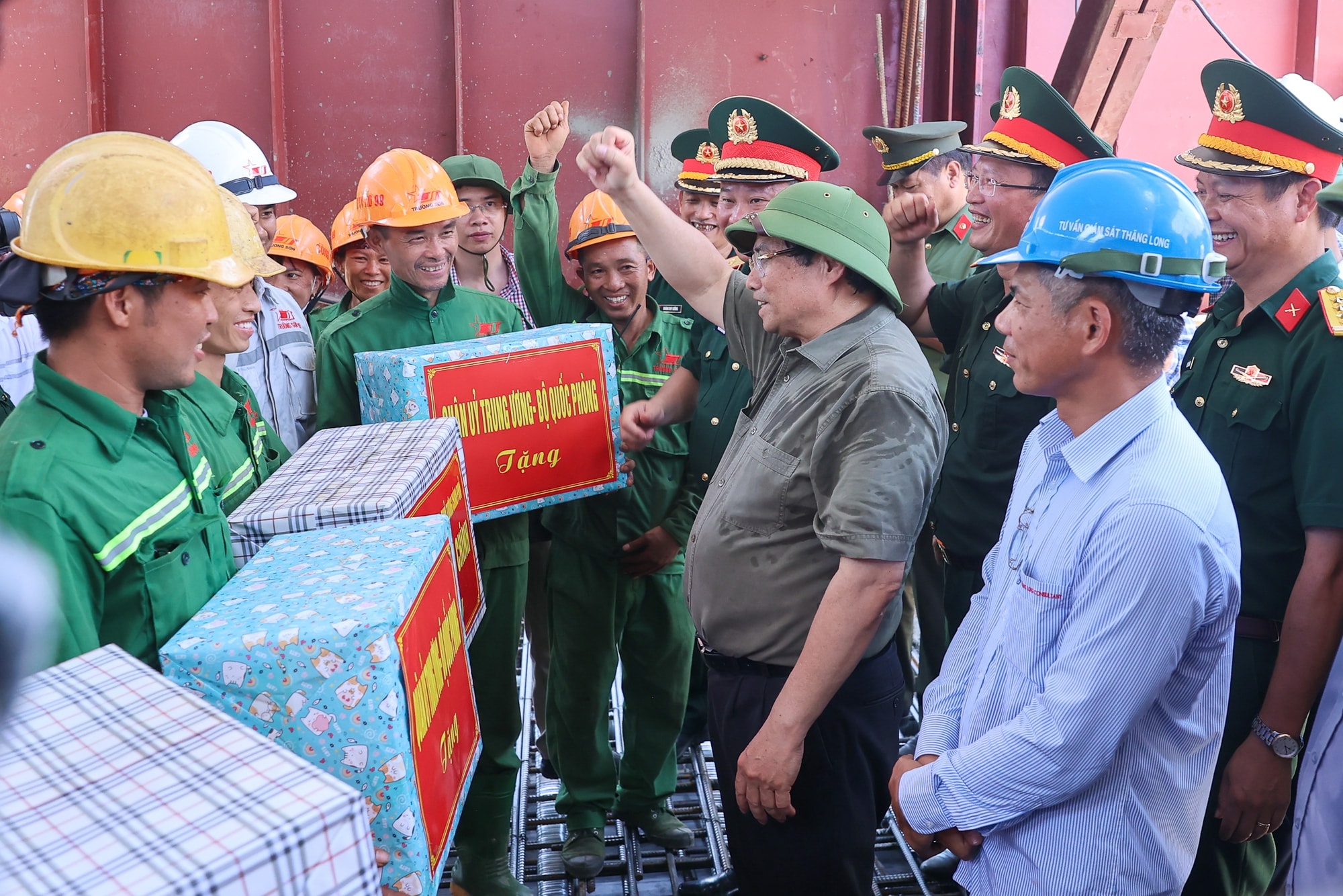 Thủ tướng kiểm tra tiến độ cầu Phong Châu, chỉ đạo triển khai tuyến cao tốc mới tại Phú Thọ- Ảnh 4. Thủ tướng kiểm tra tiến độ cầu Phong Châu, chỉ đạo triển khai tuyến cao tốc mới tại Phú Thọ- Ảnh 4.