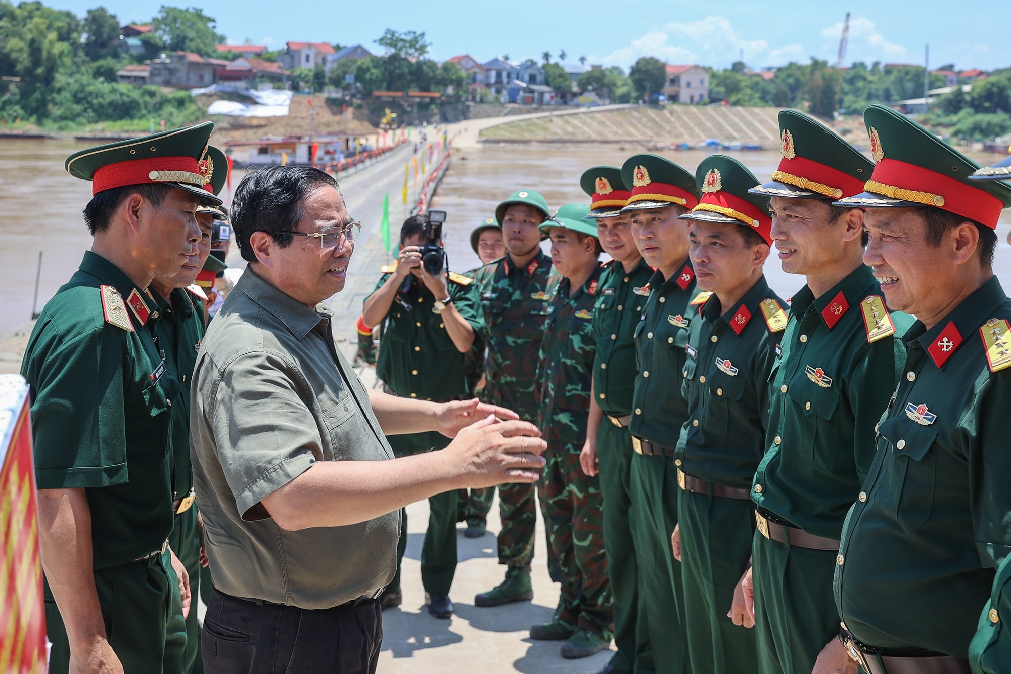 Thủ tướng kiểm tra tiến độ cầu Phong Châu, chỉ đạo triển khai tuyến cao tốc mới tại Phú Thọ- Ảnh 5. Thủ tướng kiểm tra tiến độ cầu Phong Châu, chỉ đạo triển khai tuyến cao tốc mới tại Phú Thọ- Ảnh 5.