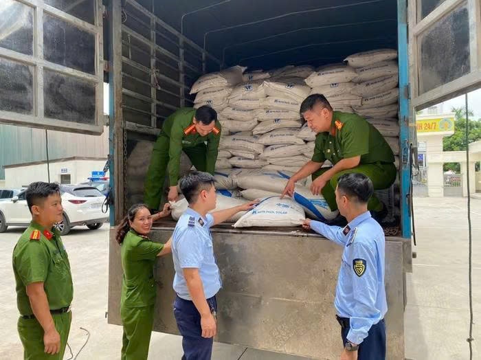 Hơn 3 tấn đường cát nhập lậu được cất giấu trên xe tải với tổng số 62 bao đường cát trắng hiệu MITR PHOL SUGAR có xuất xứ từ Thái Lan