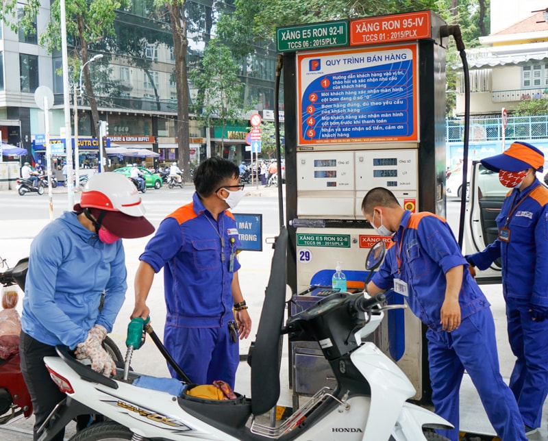 Giá xăng dầu hôm nay 10/8: Xăng tiếp tục giảm, dầu thế giới mất gần 5% sau một tuần