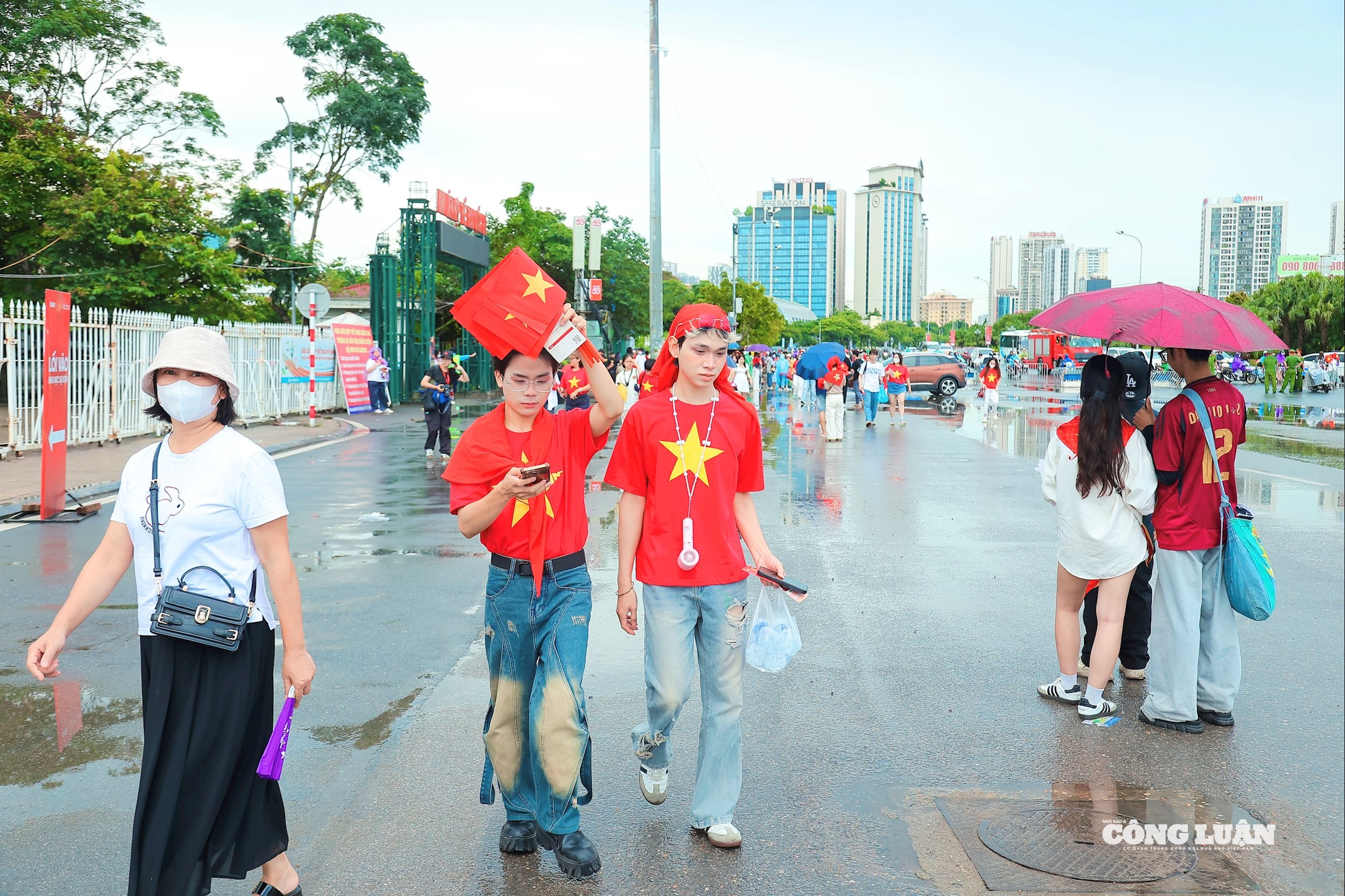 Trước đó, ban tổ chức phát vé miễn phí tại trụ sở Báo Nhân Dân nên lượng người tới tham dự concert tối nay khá đông. Đặc biệt, người dân diện áo in hình quốc kỳ Việt Nam như làm sáng bừng sân Mỹ Đình. 