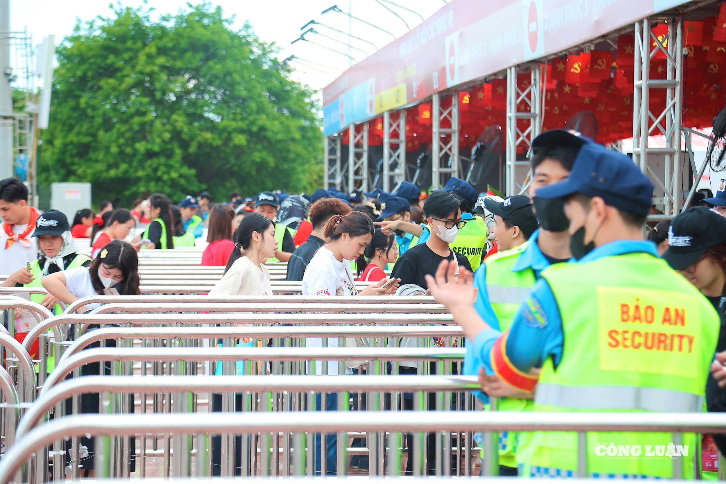 Lực lượng an ninh làm việc hết công suất để đảm bảo an toàn, minh bạch cho người dân tới dự. 