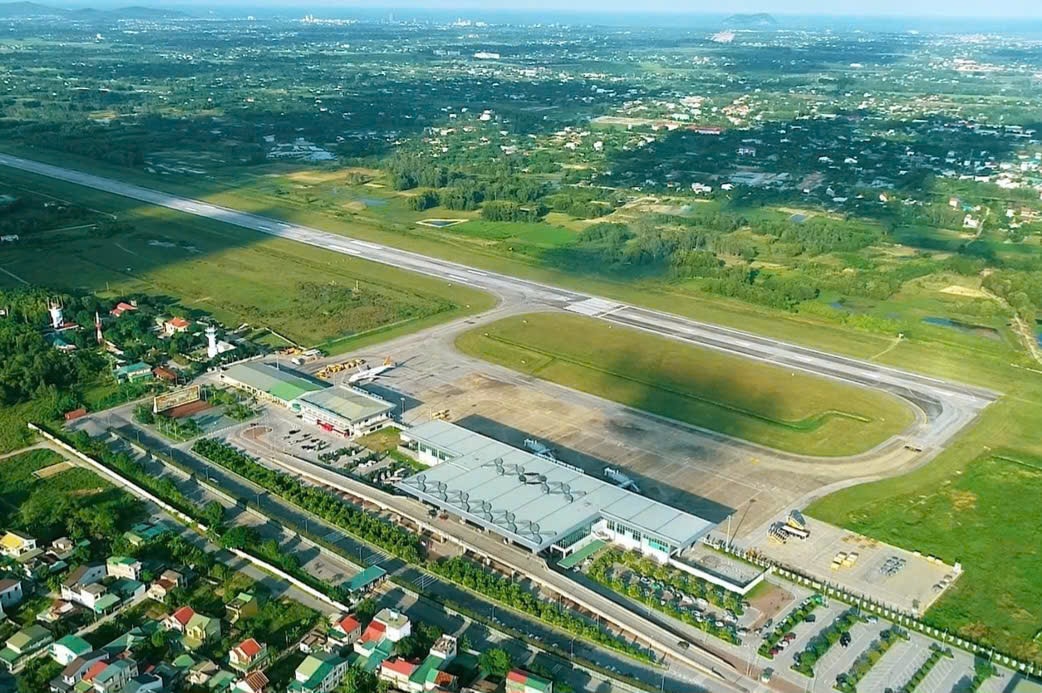 Cảng hàng không quốc tế Vinh, Nghệ An nhìn từ trên cao - Ảnh Tâm Phạm Dự kiến, công tác chuẩn bị đầu tư bắt đầu từ quý III/2025 và khởi công vào quý IV/2025. Thời gian thi công khoảng 6 tháng kể từ khi bàn giao mặt bằng. Khi hoàn thành, đường băng sẽ đạt chiều dài 3.000m, đủ tiêu chuẩn tiếp nhận và khai thác các loại máy bay thân rộng, tầm xa như Boeing 787, 777 hoặc Airbus A350 – những dòng thường khai thác các chặng bay quốc tế và xuyên lục địa.