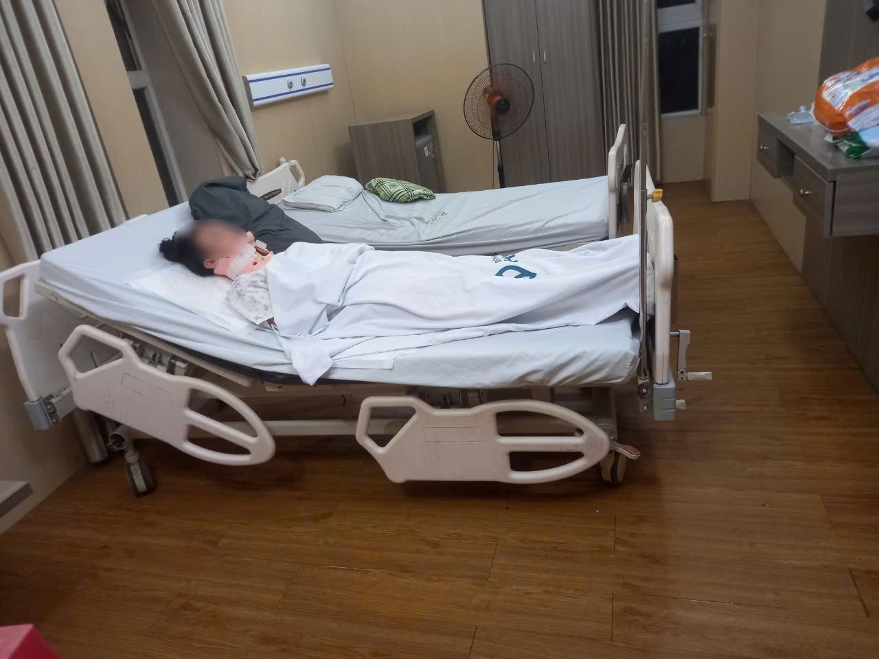 Thời điểm nữ sinh bị đánh dẫn tới gãy đốt sống cổ, được theo dõi, điều trị tại Bệnh viện Đa khoa Hợp Lực. Ảnh: Gia đình cung cấp (chụp tháng 10.2024)