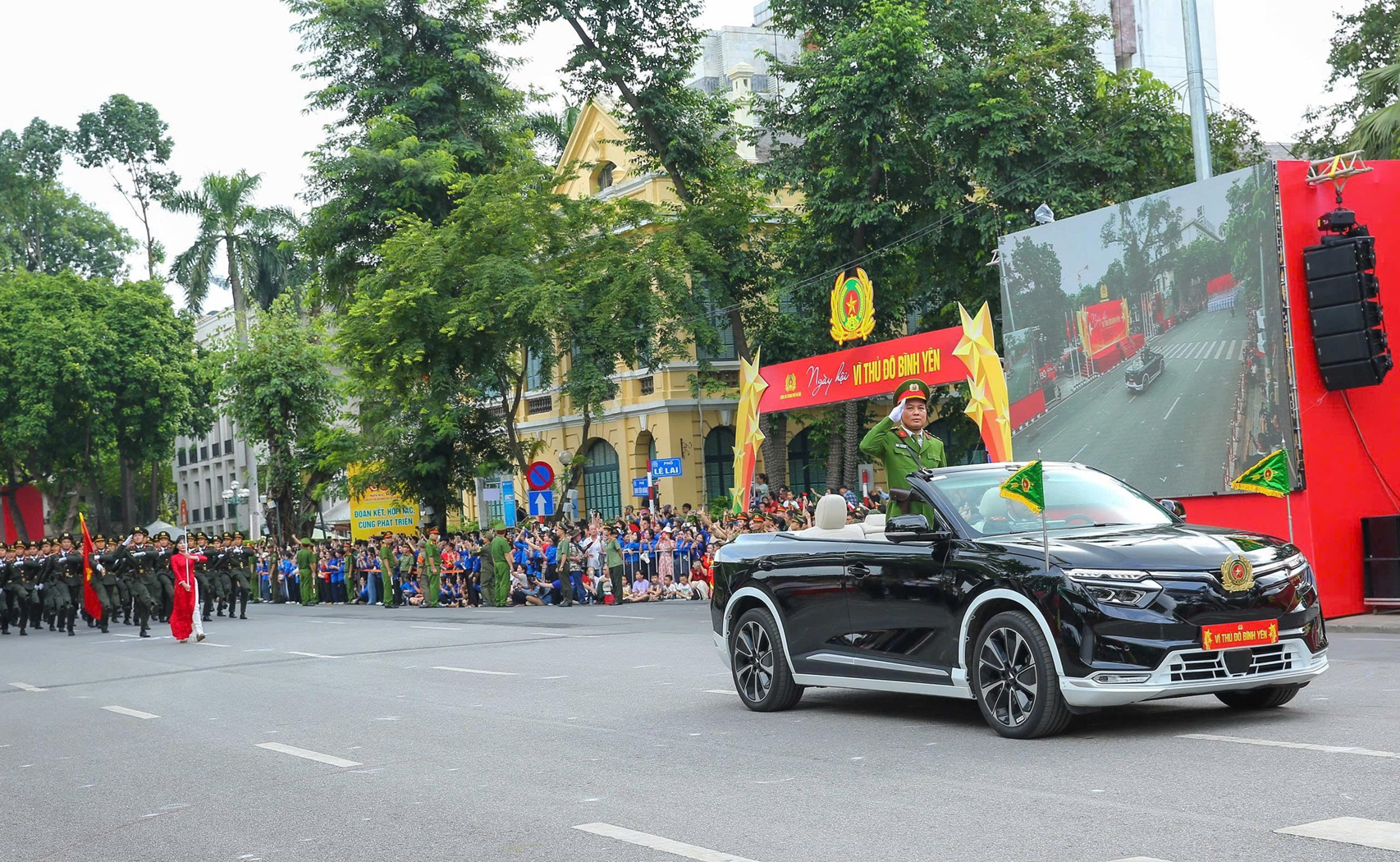 Đại tá Lê Văn Tuân - PGĐ Công an TP Hà Nội dẫn đầu đoàn duyệt đội ngũ tại chương trình. Ảnh: Sơn Hải
