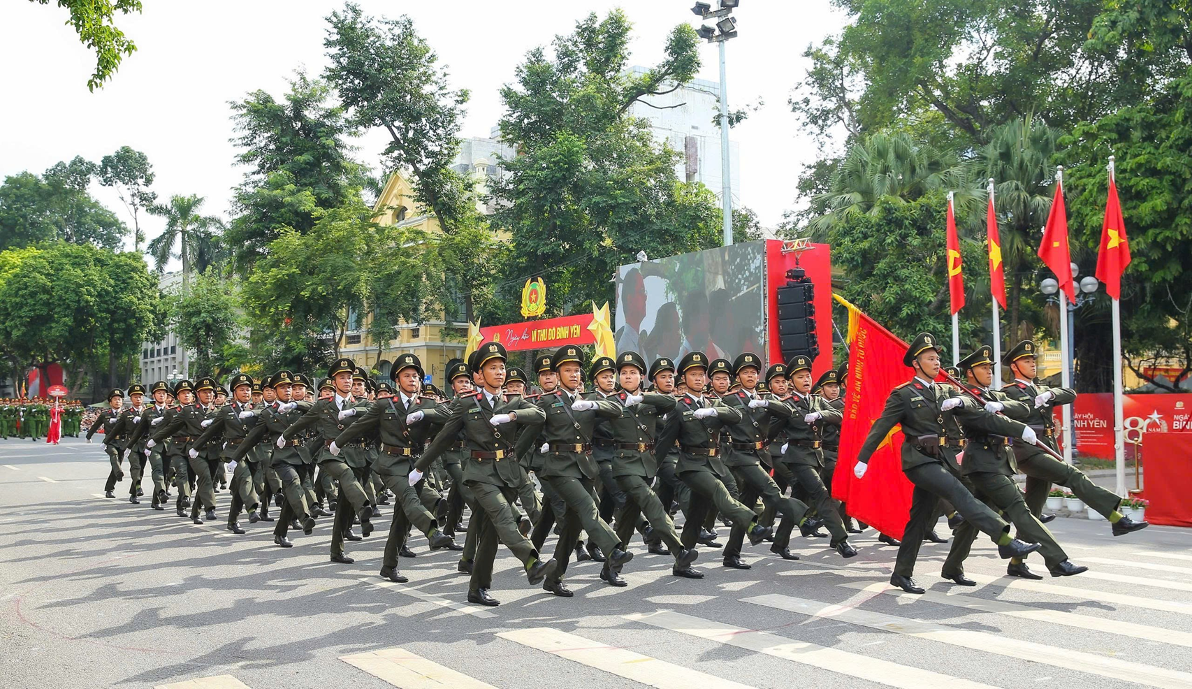 Lực lượng công an thành phố tham gia diễu hành. Ảnh: Sơn Hải