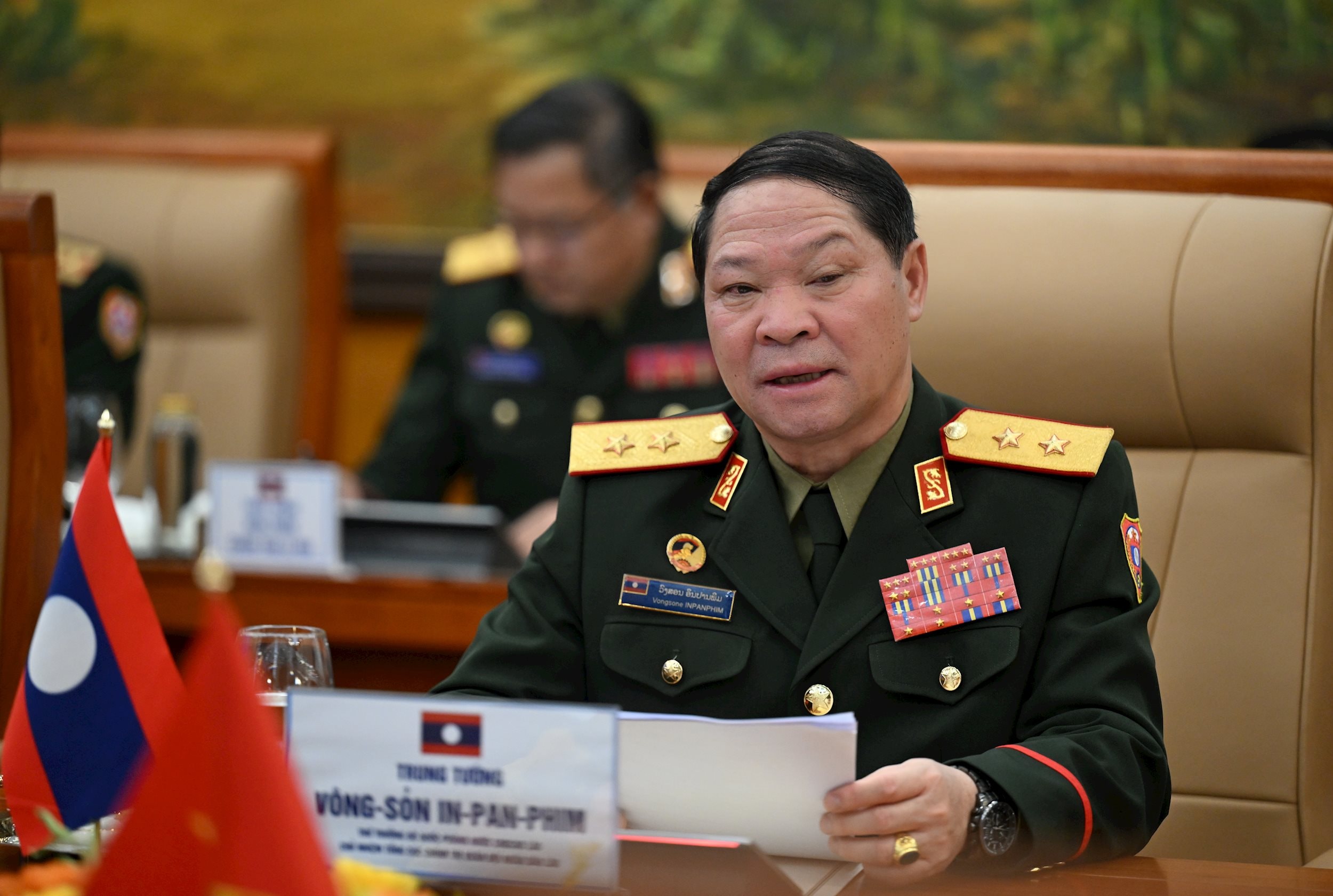 Trung tướng Vongsone Inpanphim phát biểu tại hội đàm.