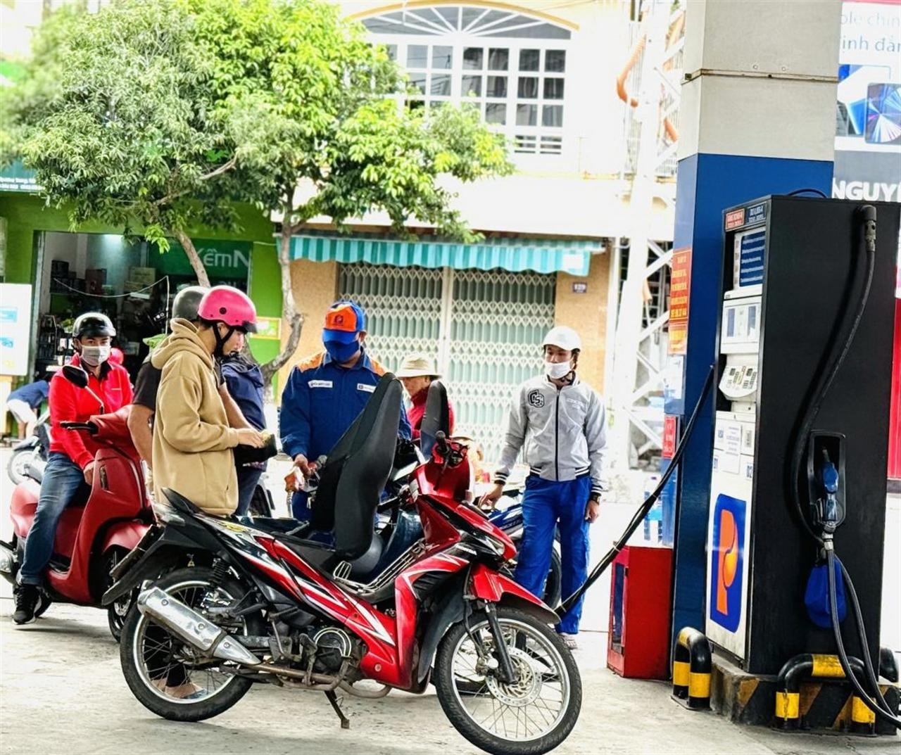 Giá xăng dầu hôm nay 12/8: Xăng dầu đồng loạt tăng trước thềm cuộc đàm phán Mỹ - Nga
