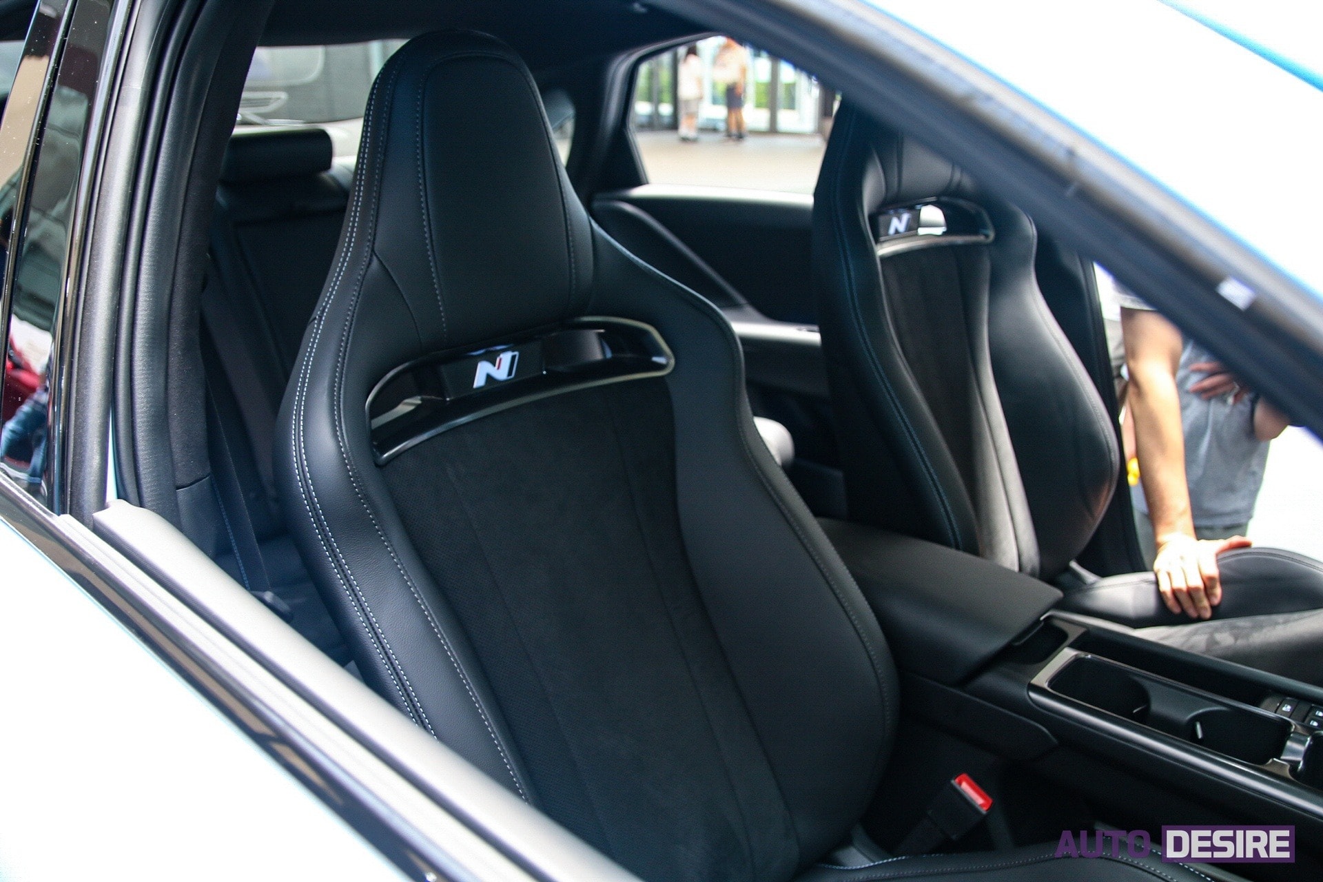 Ghế trước thể thao bọc da Alcantara - Ảnh: AutoDesire