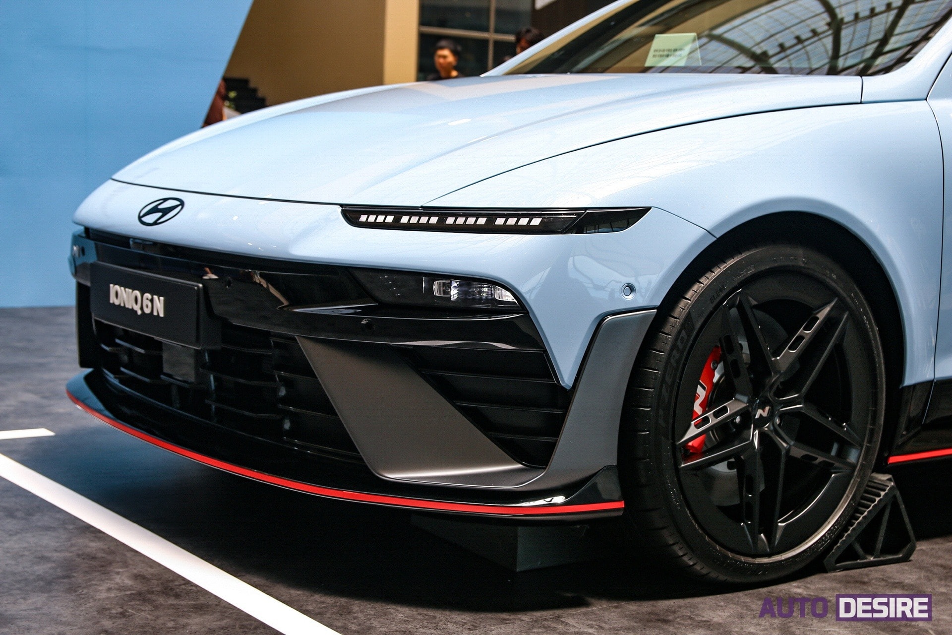 Các chi tiết viền đỏ gia tăng cảm giác thể thao cho mẫu sedan điện - Ảnh: AutoDesire