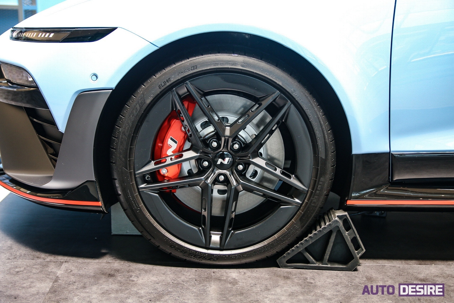 Bộ mâm hợp kim 5 chấu kép kết hợp cùm phanh đỏ - Ảnh: AutoDesire