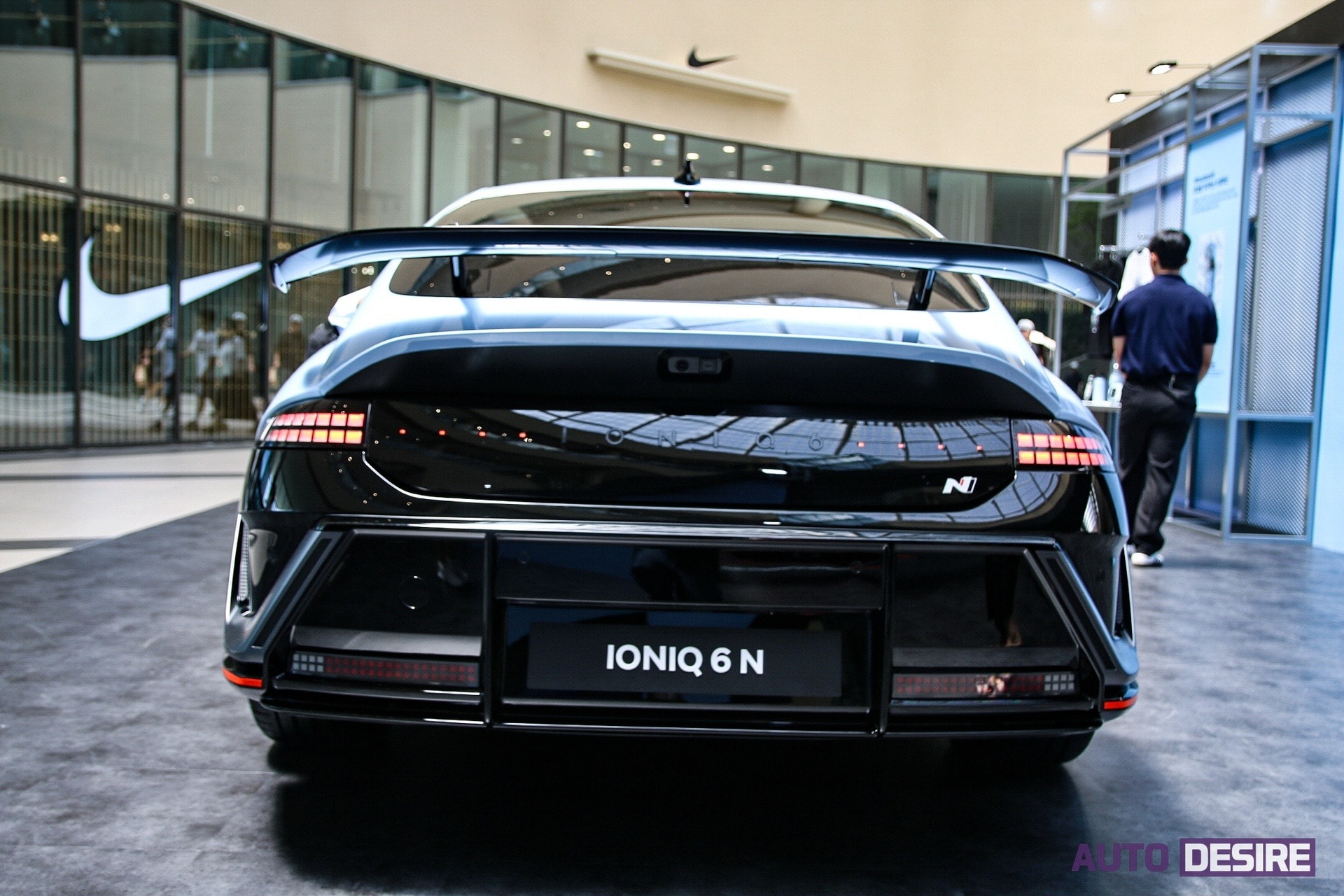 Cánh lướt gió lớn giúp ép sức nặng xe xuống mặt đường - Ảnh: AutoDesire