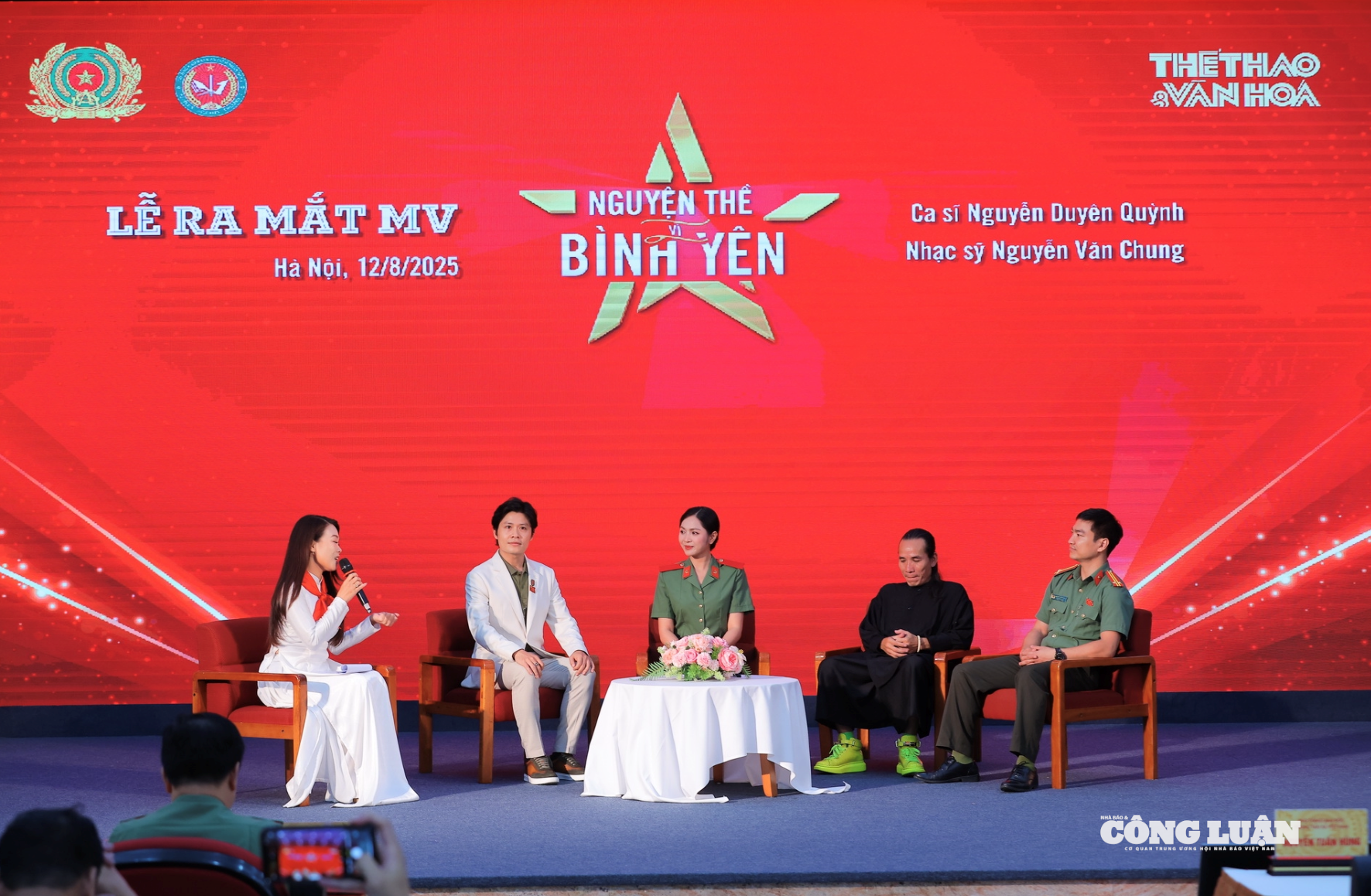 Các diễn viên đóng MV “Nguyện thề vì bình yên” giao lưu cùng khán giả. 