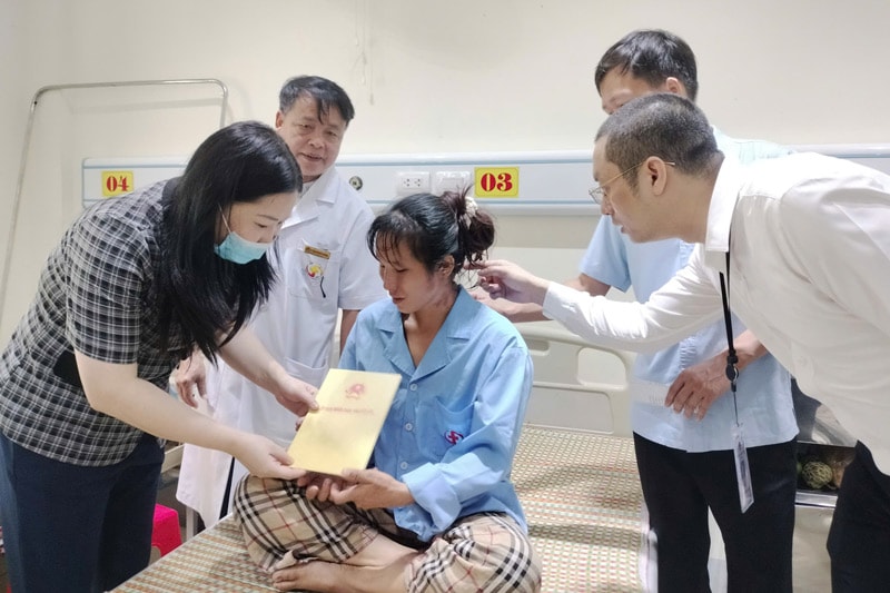 Phó Chủ tịch UBND tỉnh Lào Cai Vũ Thị Hiền Hạnh thăm hỏi các nạn nhân trong vụ tai nạn tối 11.8. Ảnh: Văn Đức