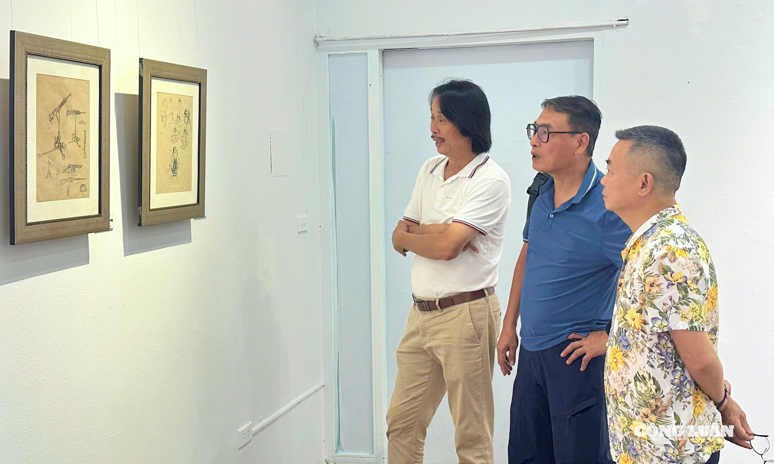 Công chúng tham quan không gian triển lãm 
