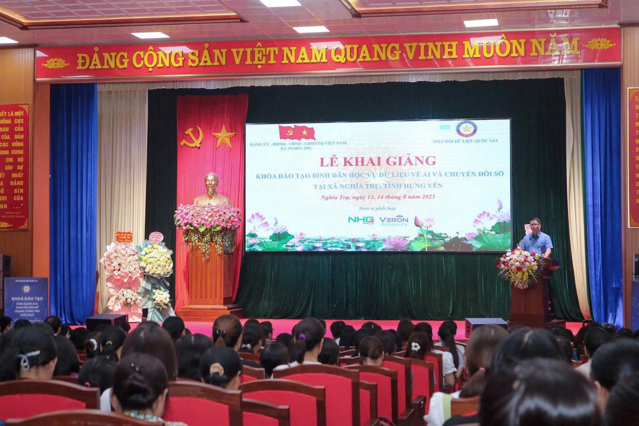 _Khóa đào tạo ứng dụng AI và chuyển đổi số trong công tác giáo dục_ thu hút 200 người học là cán bộ quản lý và tổ trưởng bộ môn các trường tại địa phương