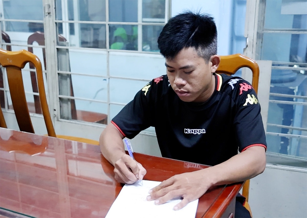 Ép con nợ chụp ảnh khỏa thân, quan hệ tình dục mới cho vay tiền - 1 Ép con nợ chụp ảnh khỏa thân, quan hệ tình dục mới cho vay tiền - 1