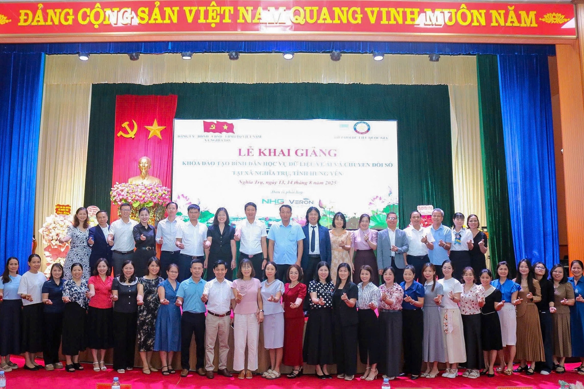 Đại biểu và học viên chụp ảnh lưu niệm tại Lễ Khai giảng