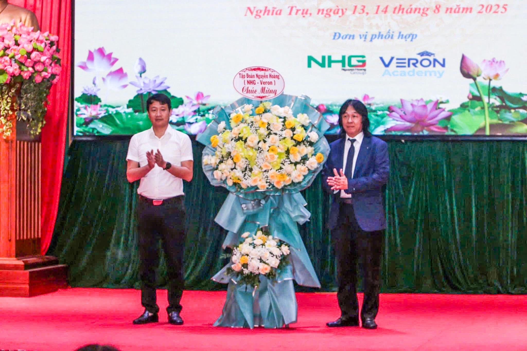 Ông Hoàng Quốc Việt – Chủ tịch Tập đoàn Nguyễn Hoàng, Phó Chủ tịch Hiệp hội Dữ liệu Quốc Gia tặng hoa chúc mừng Lễ khai giảng