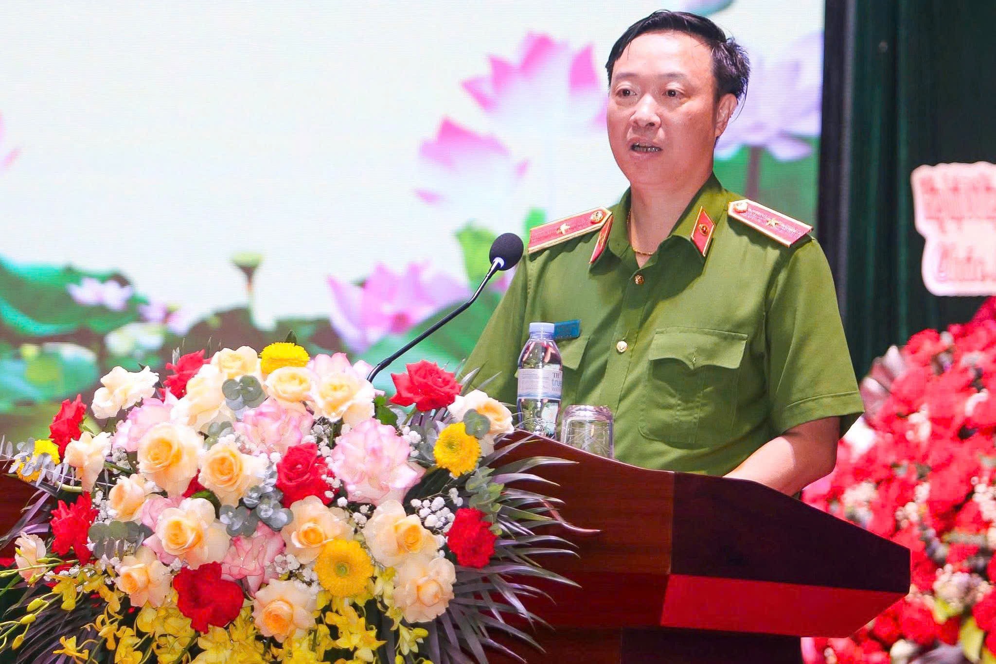 Thiếu tướng Nguyễn Ngọc Cương, Giám đốc Trung tâm Dữ liệu Quốc gia, Phó Chủ tịch Hiệp hội Dữ liệu Quốc gia phát biểu khai mạc chương trình_