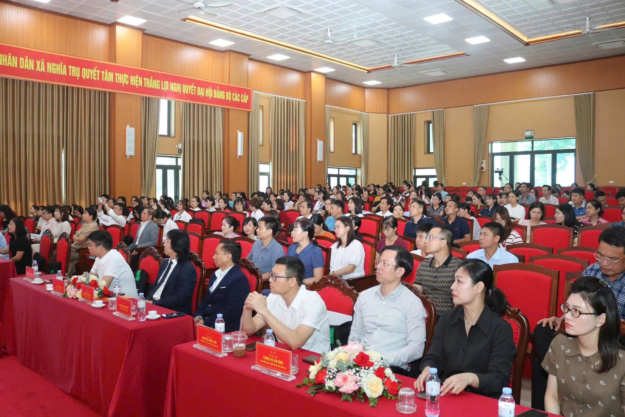 Toàn cảnh Lễ khai giảng với sự tham dự của lãnh đạo địa phương, Hiệp hội Dữ liệu Quốc gia, Tập đoàn Nguyễn Hoàng cùng 200 học viên của khóa học