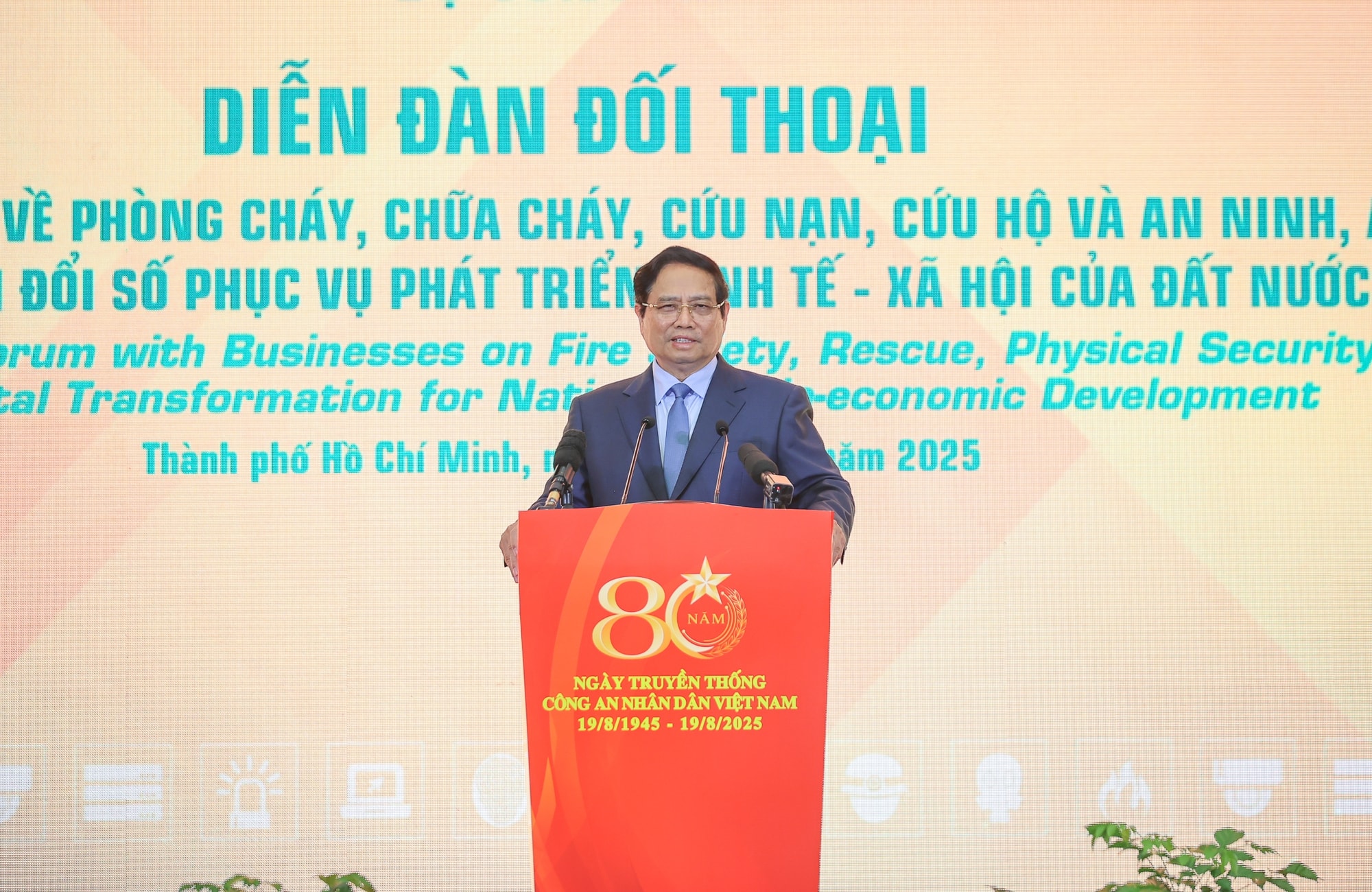 Thủ tướng: Xây dựng văn hóa phòng cháy, chữa cháy, phòng chống thiên tai, nâng cao kỹ năng cứu nạn, cứu hộ trong toàn dân- Ảnh 1. Thủ tướng: Xây dựng văn hóa phòng cháy, chữa cháy, phòng chống thiên tai, nâng cao kỹ năng cứu nạn, cứu hộ trong toàn dân- Ảnh 1.