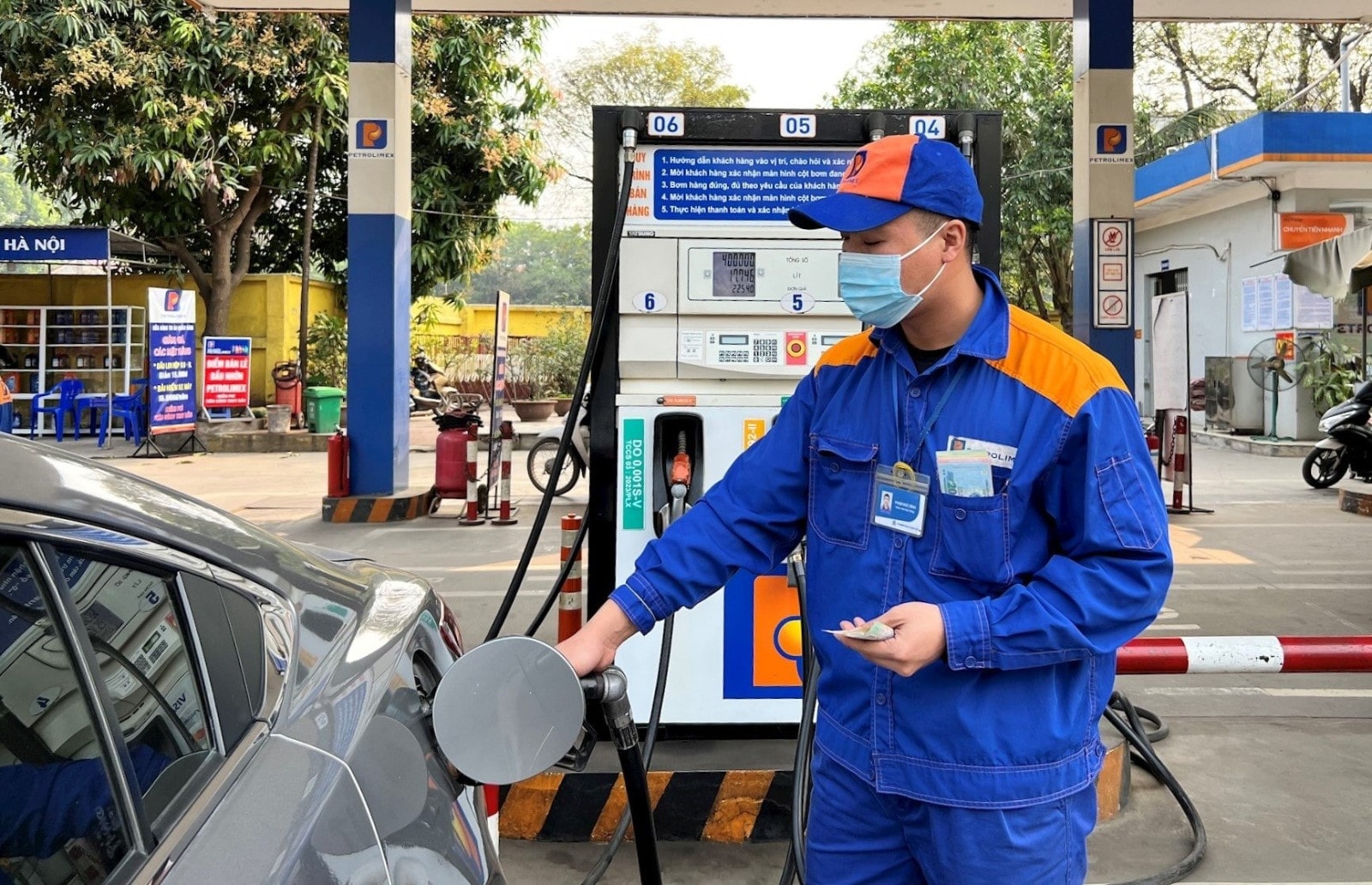 Giá xăng dầu hôm nay 15/8: Xăng RON95 rẻ bất ngờ, xuống dưới mốc 20.000 đồng/lít