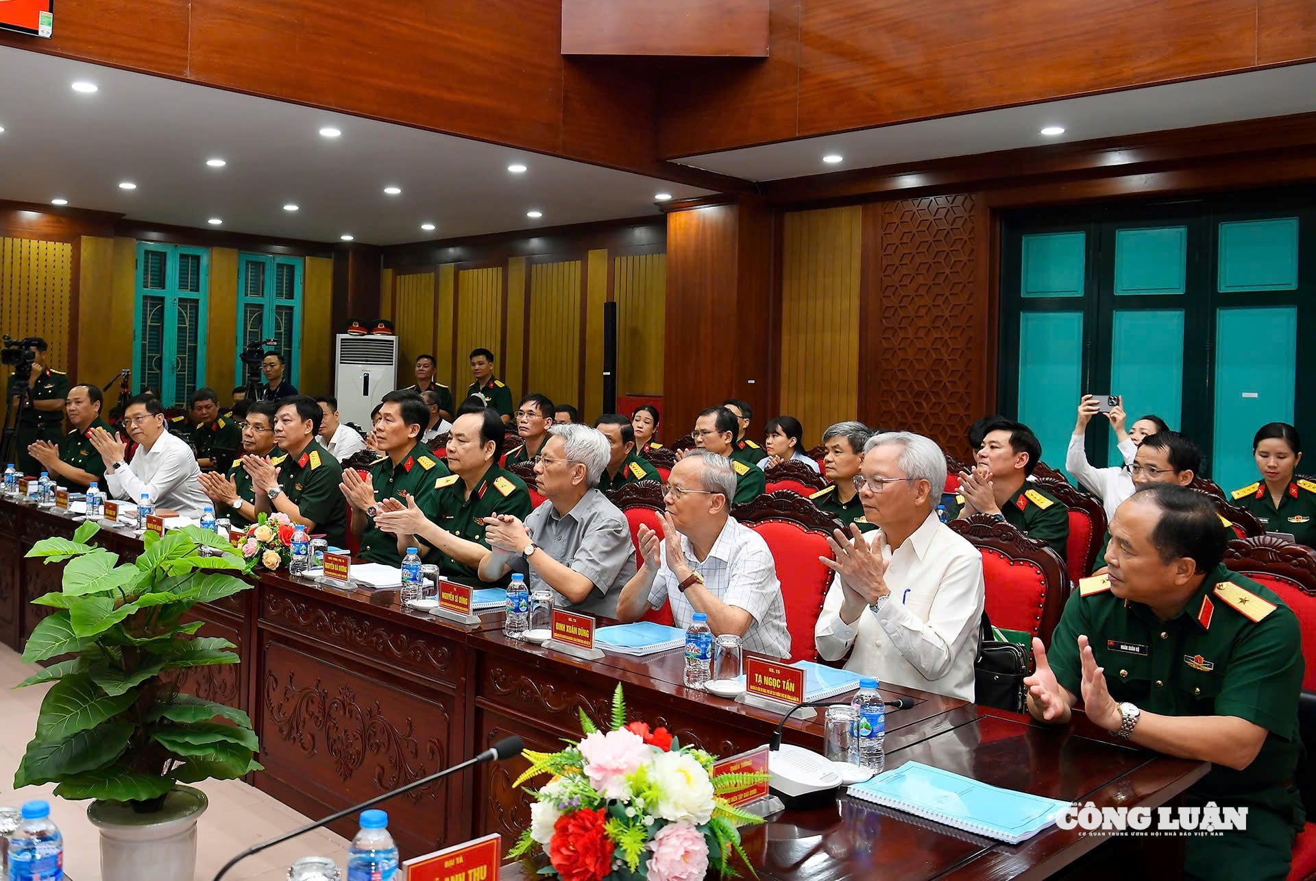 Các đại biểu tham dự toạ đàm với chủ đề “Phát huy tinh thần Cách mạng Tháng Tám xây dựng đất nước phồn vinh, hạnh phúc”.
