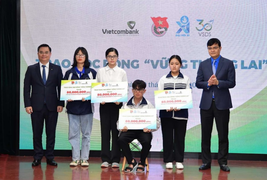 A group of people holding signs AI-generated content may be incorrect.