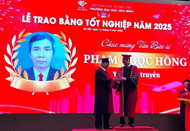 Ông Hồng tại lễ trao bằng tốt nghiệp sáng 15.8. Ảnh: Vân Trang 