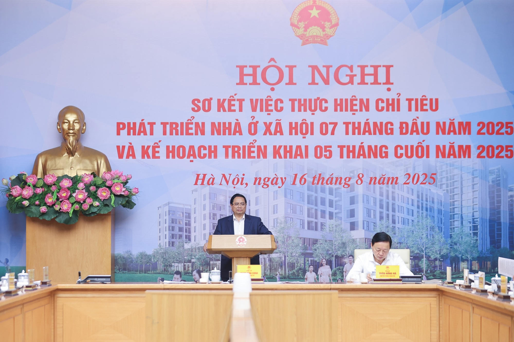 Thủ tướng Phạm Minh Chính chủ trì hội nghị. Cùng dự và chủ trì Hội nghị có Phó Thủ tướng Trần Hồng Hà.