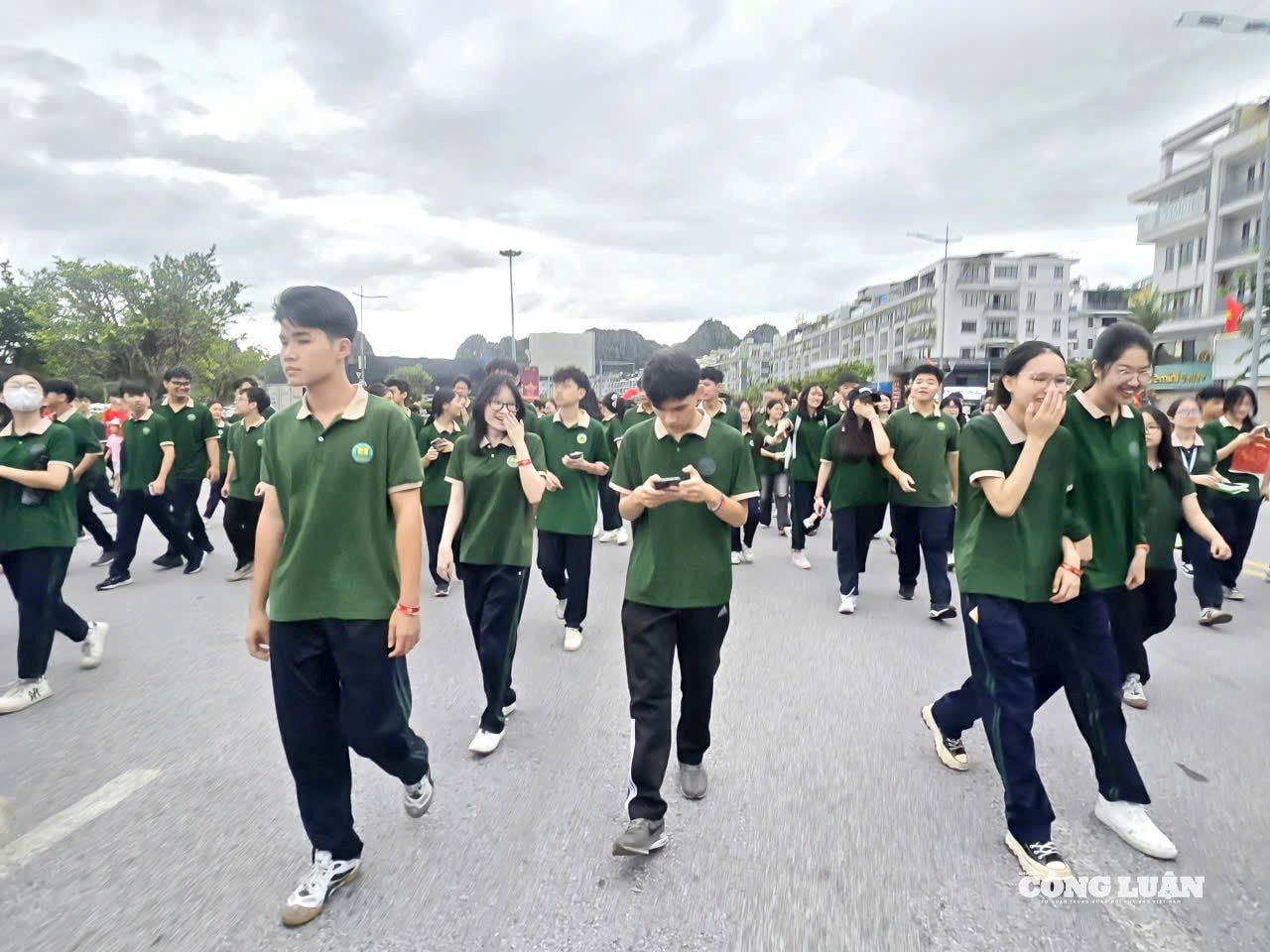 anh-13-di-bo-cung-viet-nam-tien-buoc.jpg