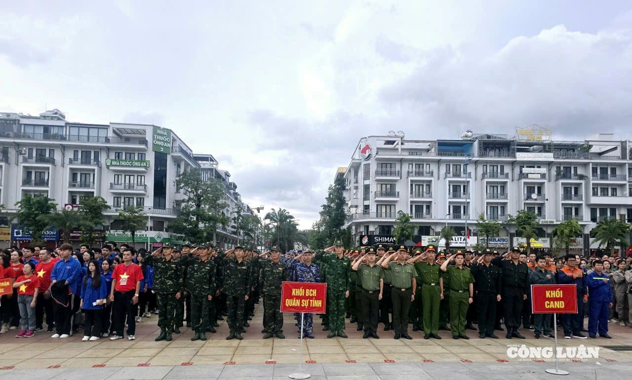 anh-2-di-bo-cung-viet-nam-tien-buoc.jpg