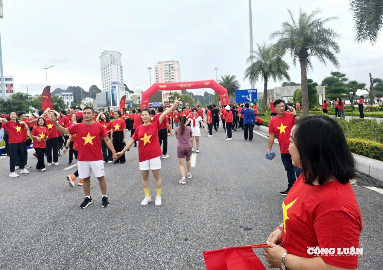 anh-20-di-bo-cung-viet-nam-tien-buoc.jpg