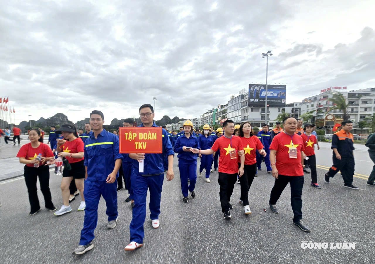 anh-5-di-bo-cung-viet-nam-tien-buoc.jpg