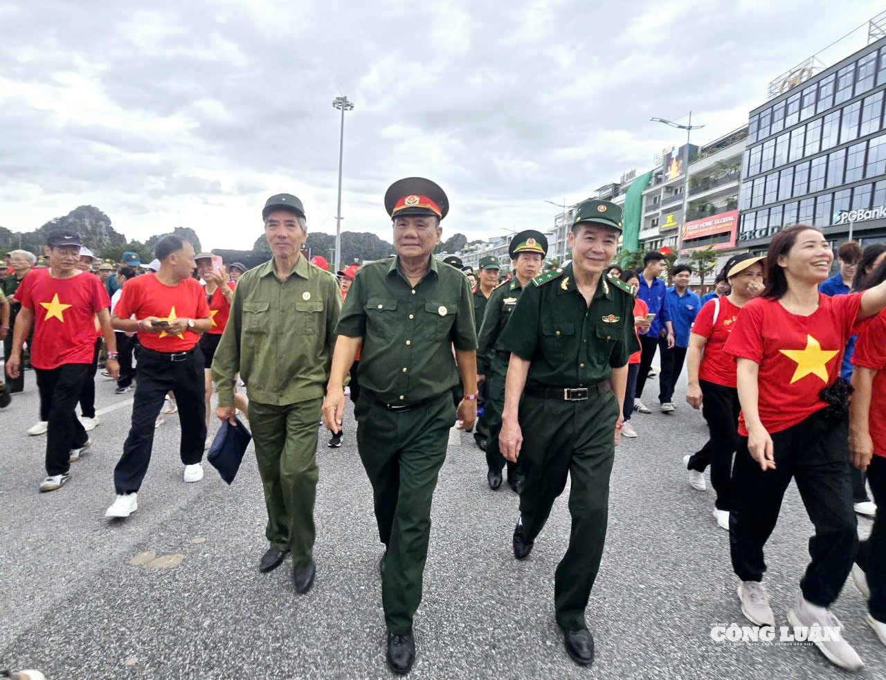 anh-9-di-bo-cung-viet-nam-tien-buoc.jpg