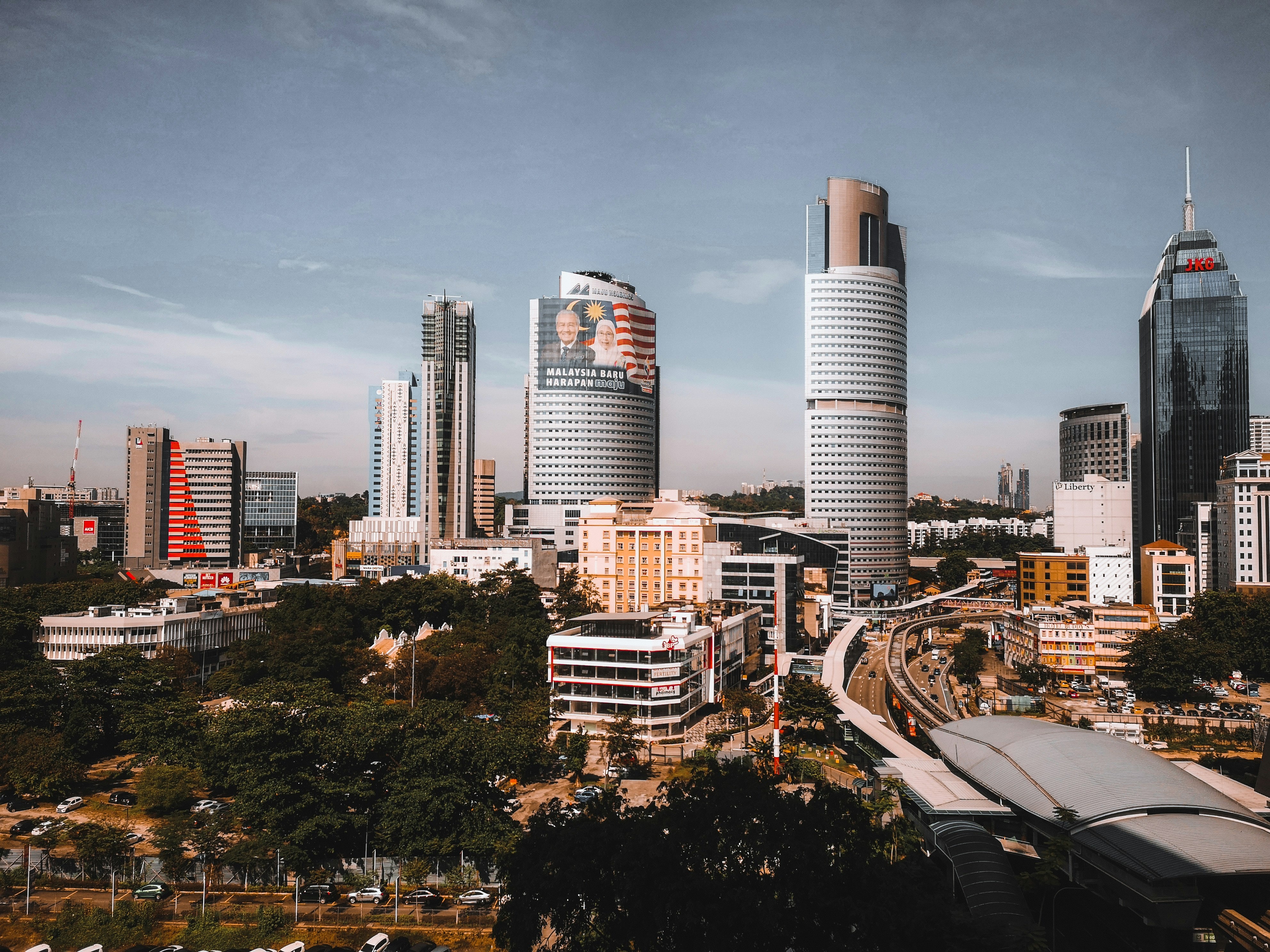 các tòa nhà thành phố vào ban ngày