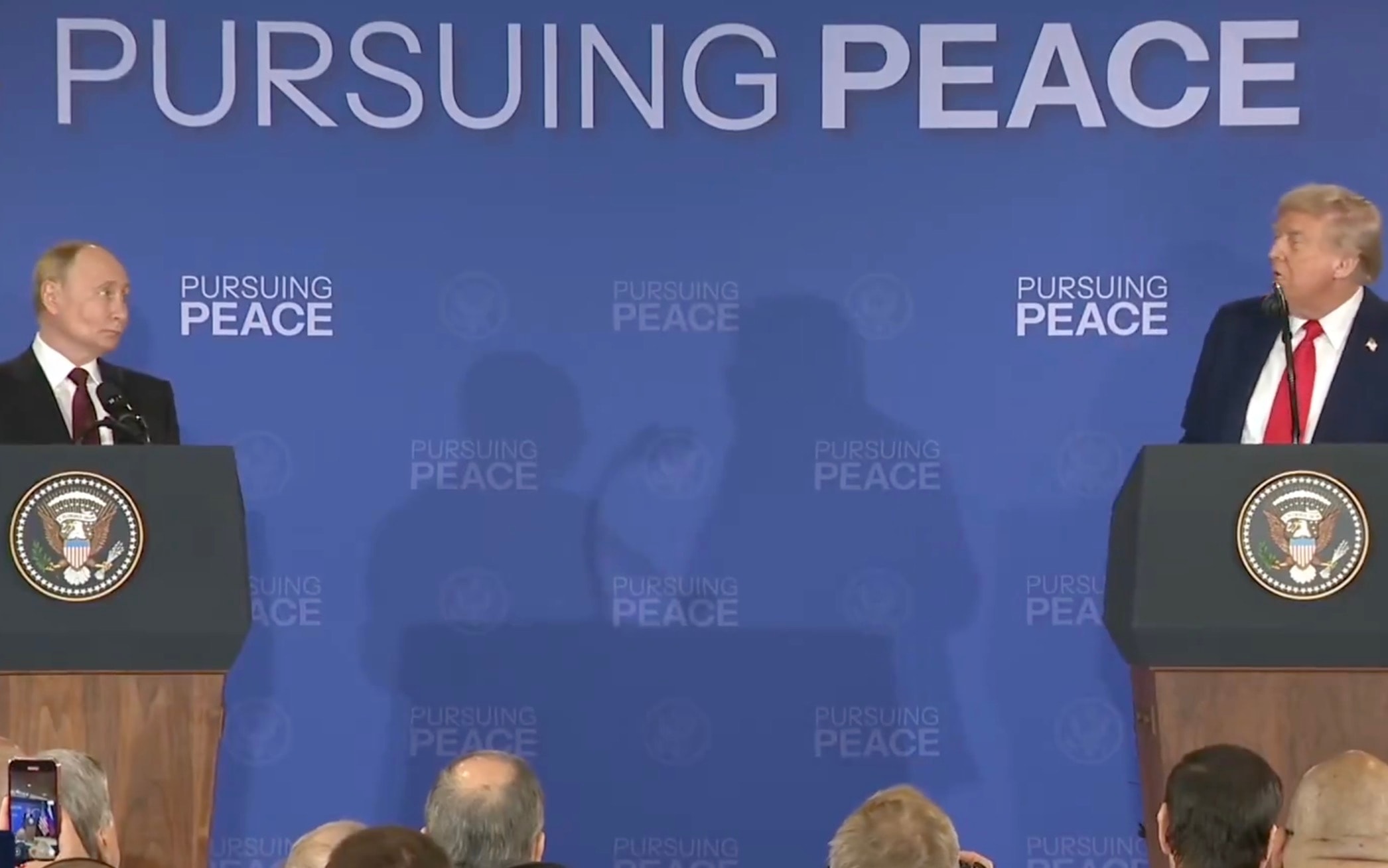 Tổng thống Nga Vladimir Putin và Tổng thống Mỹ Trump trong cuộc họp báo chung. Ảnh chụp màn hình.