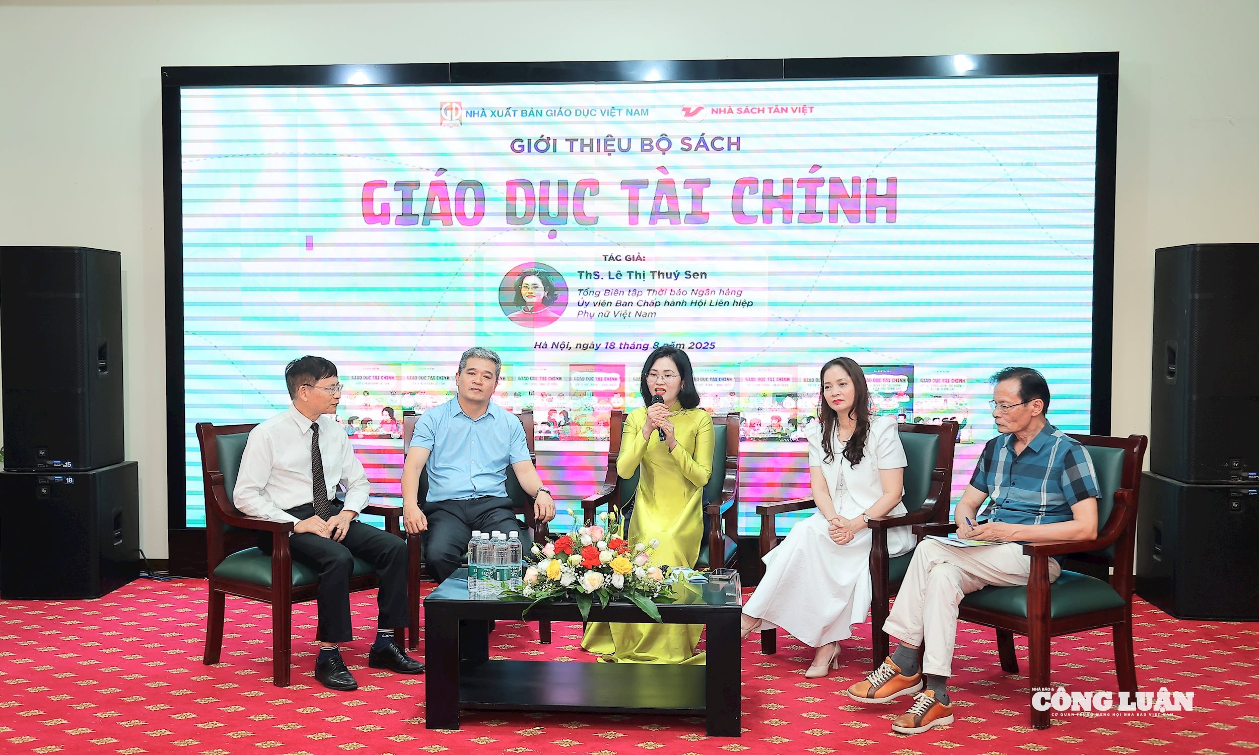 Th.S Lê Thị Thuý Sen (áo vàng), tác giả bộ sách 