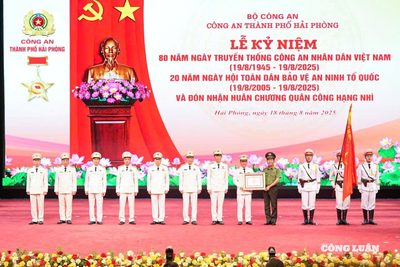 Thượng tướng Trần Quốc Tỏ - Ủy viên TW Đảng, Phó Bí thư Đảng ủy CATW, Thứ trưởng Bộ Công an thừa ủy quyền lãnh đạo Đảng, Nhà nước trao Huân chương Quân công hạng Nhì cho CATP Hải Phòng.