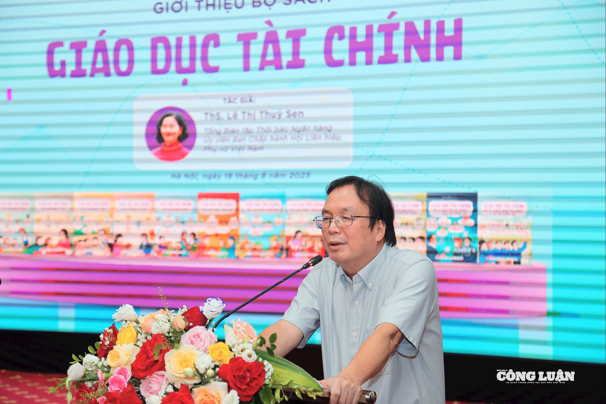 Ông Nguyễn Tiến Thanh, Chủ tịch HĐTV, Tổng Giám đốc NXB Giáo dục Việt Nam phát biểu khai mạc buổi ra mắt bộ sách 