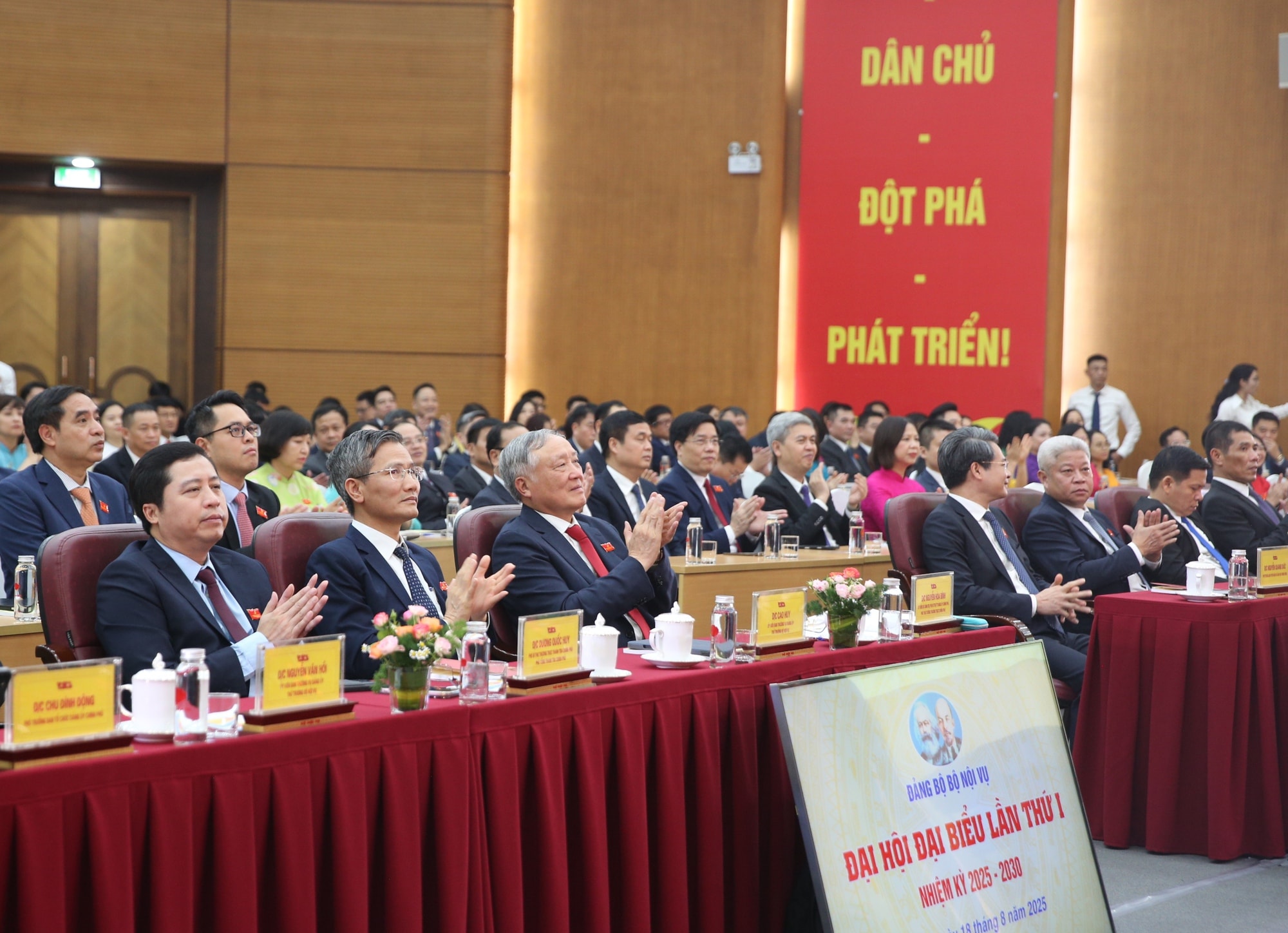 Cán bộ Bộ Nội vụ phải giỏi về nghiệp vụ, tinh thông về pháp luật, cần mẫn, tận tụy, công tâm, khách quan- Ảnh 6. Cán bộ Bộ Nội vụ phải giỏi về nghiệp vụ, tinh thông về pháp luật, cần mẫn, tận tụy, công tâm, khách quan- Ảnh 6.