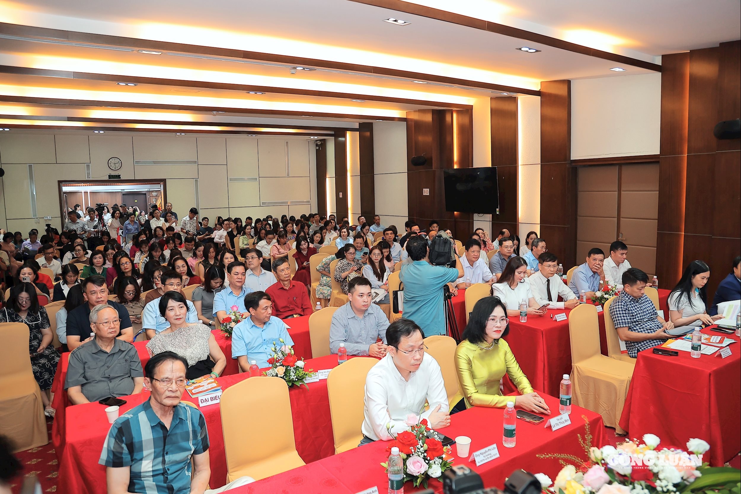 Quang cảnh buổi ra mắt bộ sách 