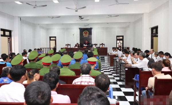 Xét xử băng nhóm lừa đảo hàng trăm tỷ đồng với chiêu cầm sổ đỏ -0