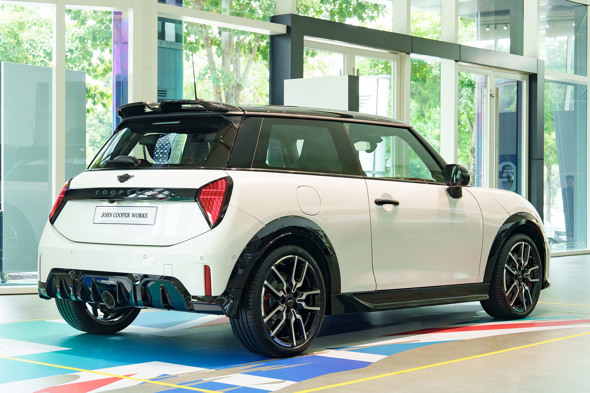 Mẫu xe MINI John Cooper Works 3 cửa có kích thước nhỏ song khả năng vận hành rất mạnh mẽ.