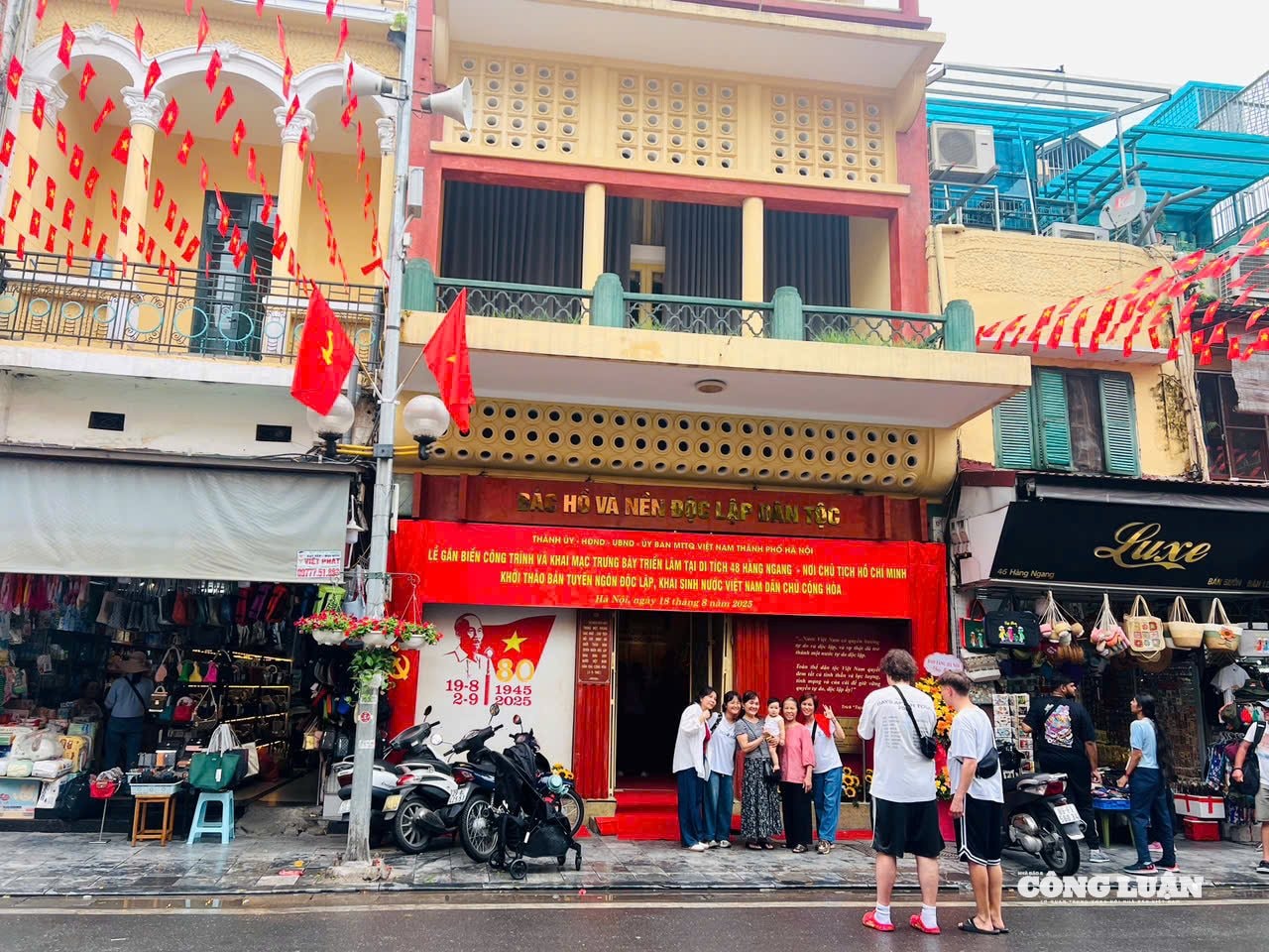 Ngôi nhà 48 Hàng Ngang (quận Hoàn Kiếm), nơi Chủ tịch Hồ Chí Minh viết bản Tuyên ngôn Độc lập khai sinh ra nước Việt Nam Dân chủ Cộng hòa, vừa được thành phố Hà Nội gắn biển công trình kỷ niệm 80 năm Cách mạng Tháng Tám và Quốc khánh 2/9.